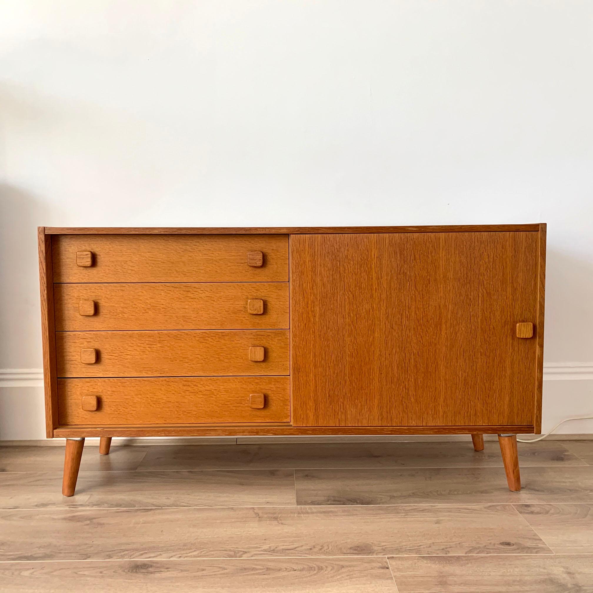 Mobler Compact Credenza

Stylish Compact Danish Credenza by Domino Mobler.

Features four Inset drawers, cabinet with sliding door that slides in front of the drawers.

Small veneer repairs to the bottom of the right hand panel, and there is one