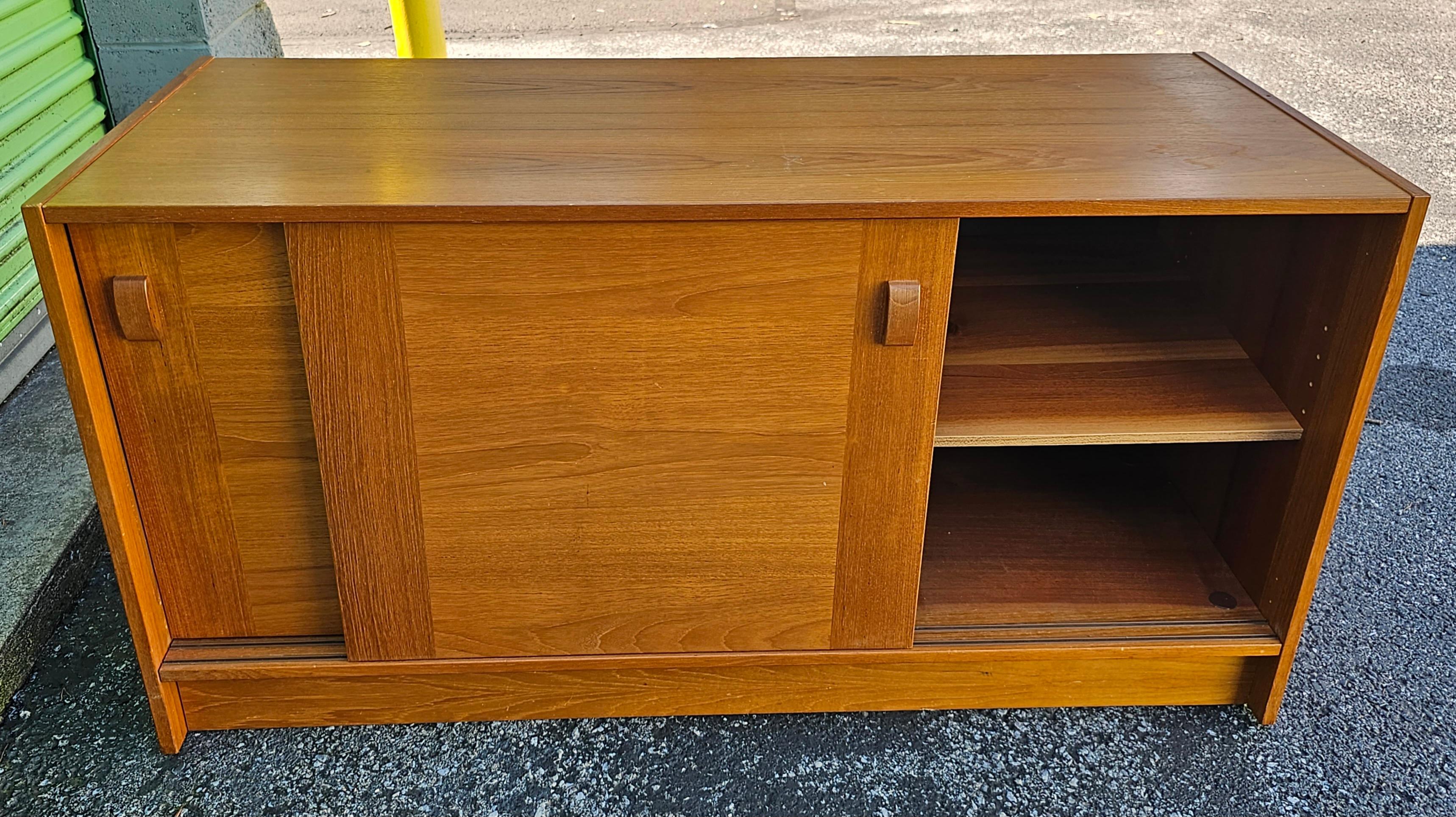 Domino Mobler Dänisches Mid-Century Modern-Sideboard aus Teakholz mit Schiebetür (Sonstiges) im Angebot