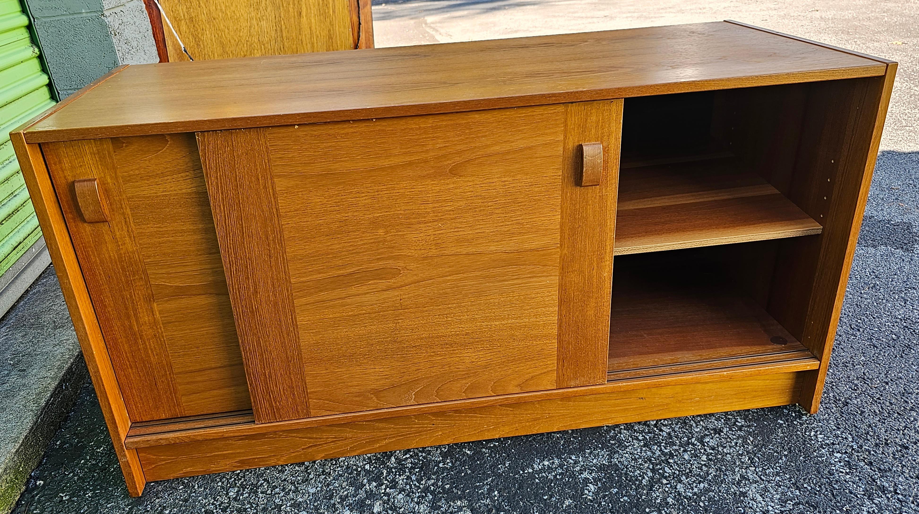 Domino Mobler Danish Mid-Century Modern Teak Sliding Door Small Sideboard In Good Condition For Sale In Germantown, MD