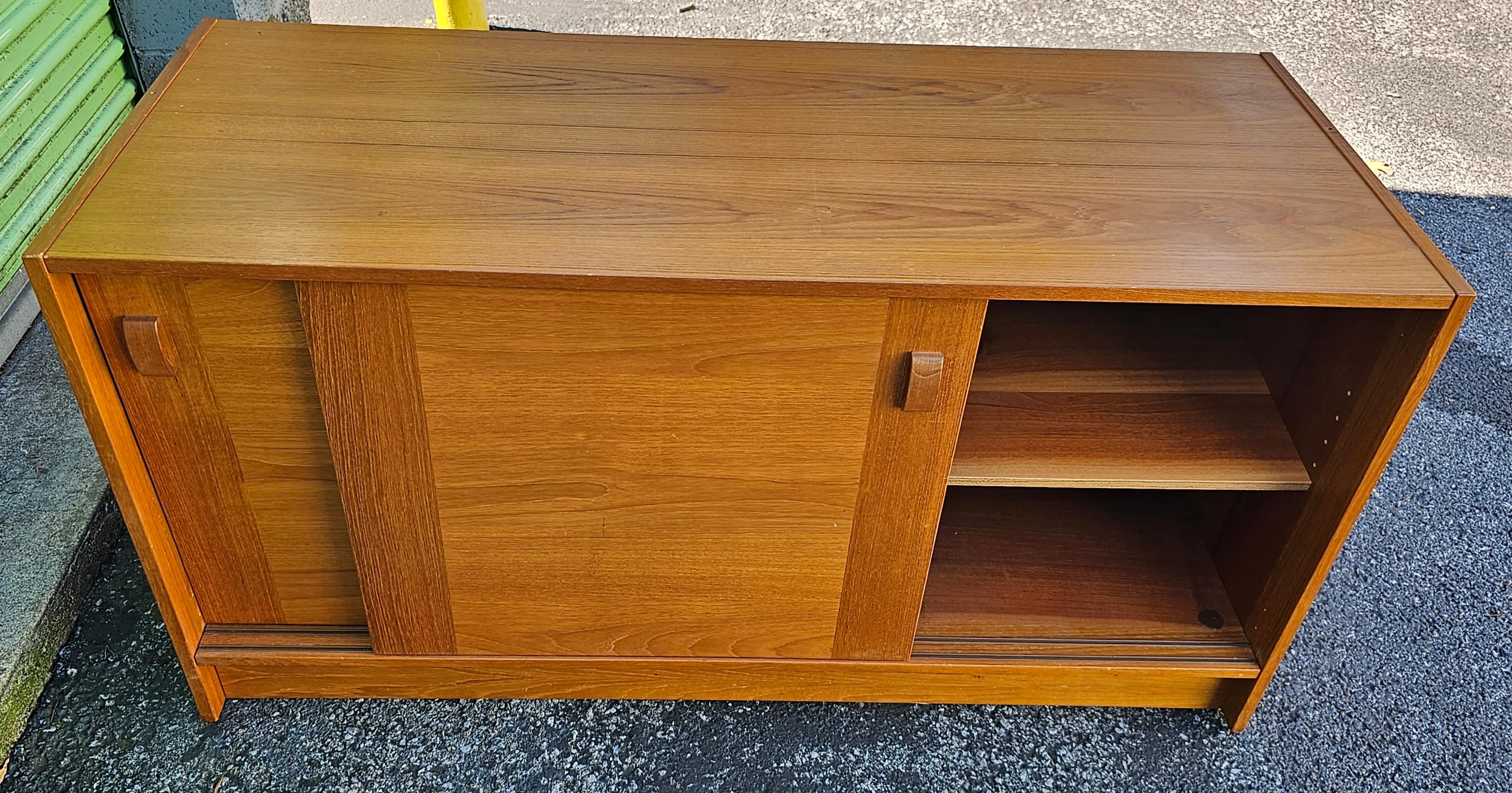 Domino Mobler Danish Mid-Century Modern Teak Sliding Door Small Sideboard For Sale 1