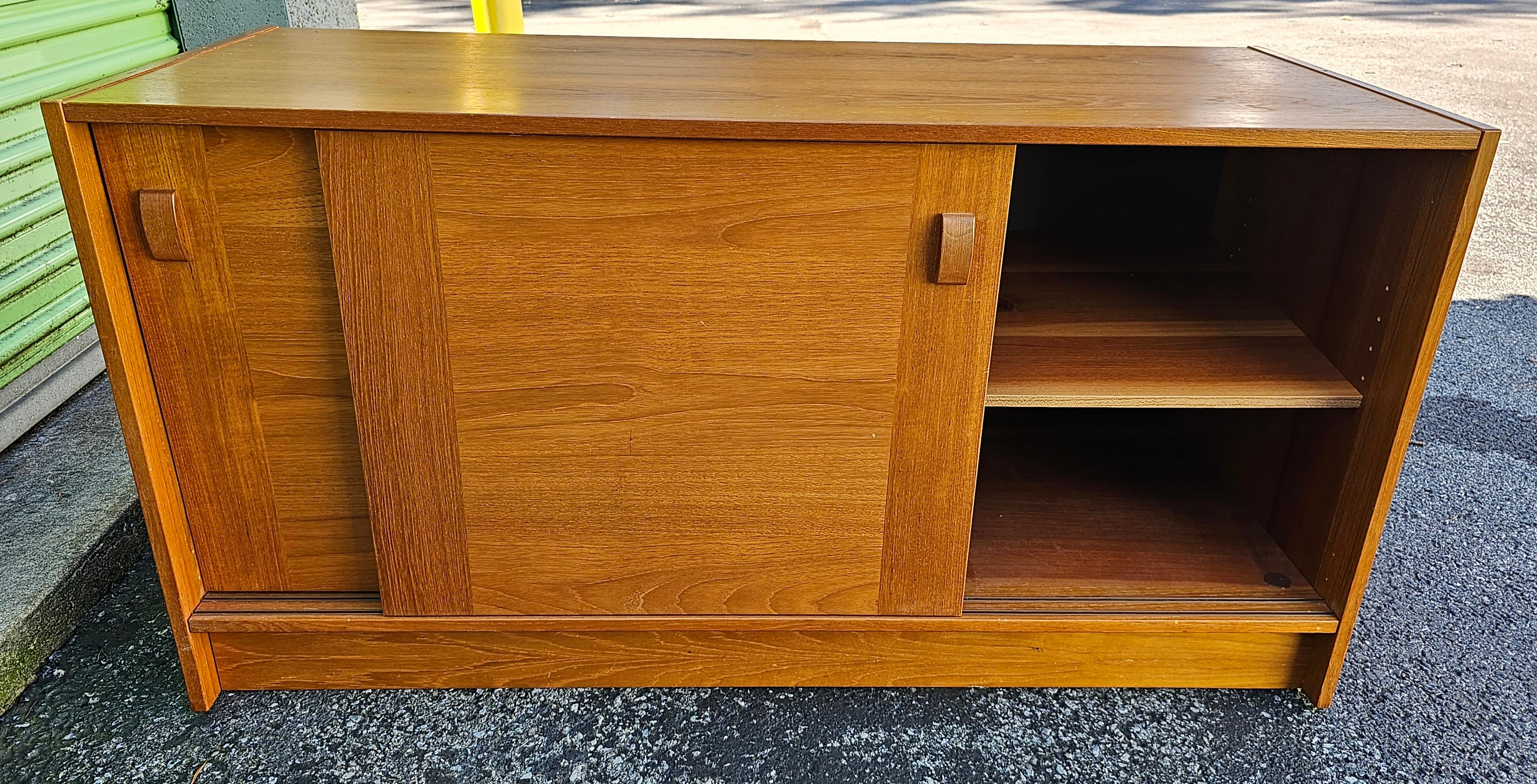 Domino Mobler Danish Mid-Century Modern Teak Sliding Door Small Sideboard For Sale 1