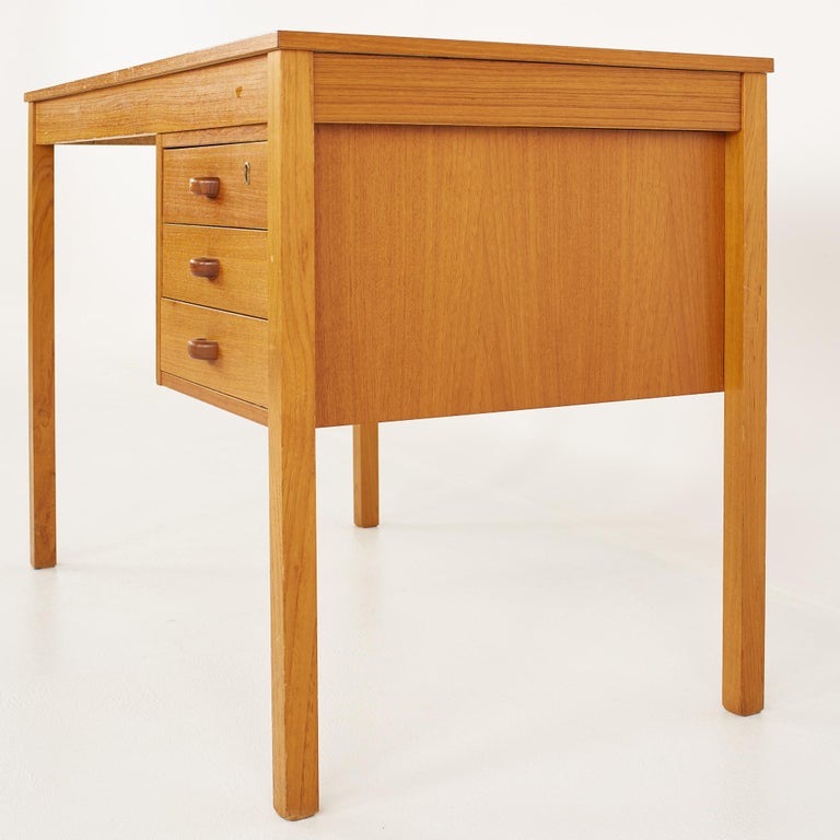 Domino Mobler Mid Century Teak Writing Desk In Good Condition For Sale In Countryside, IL