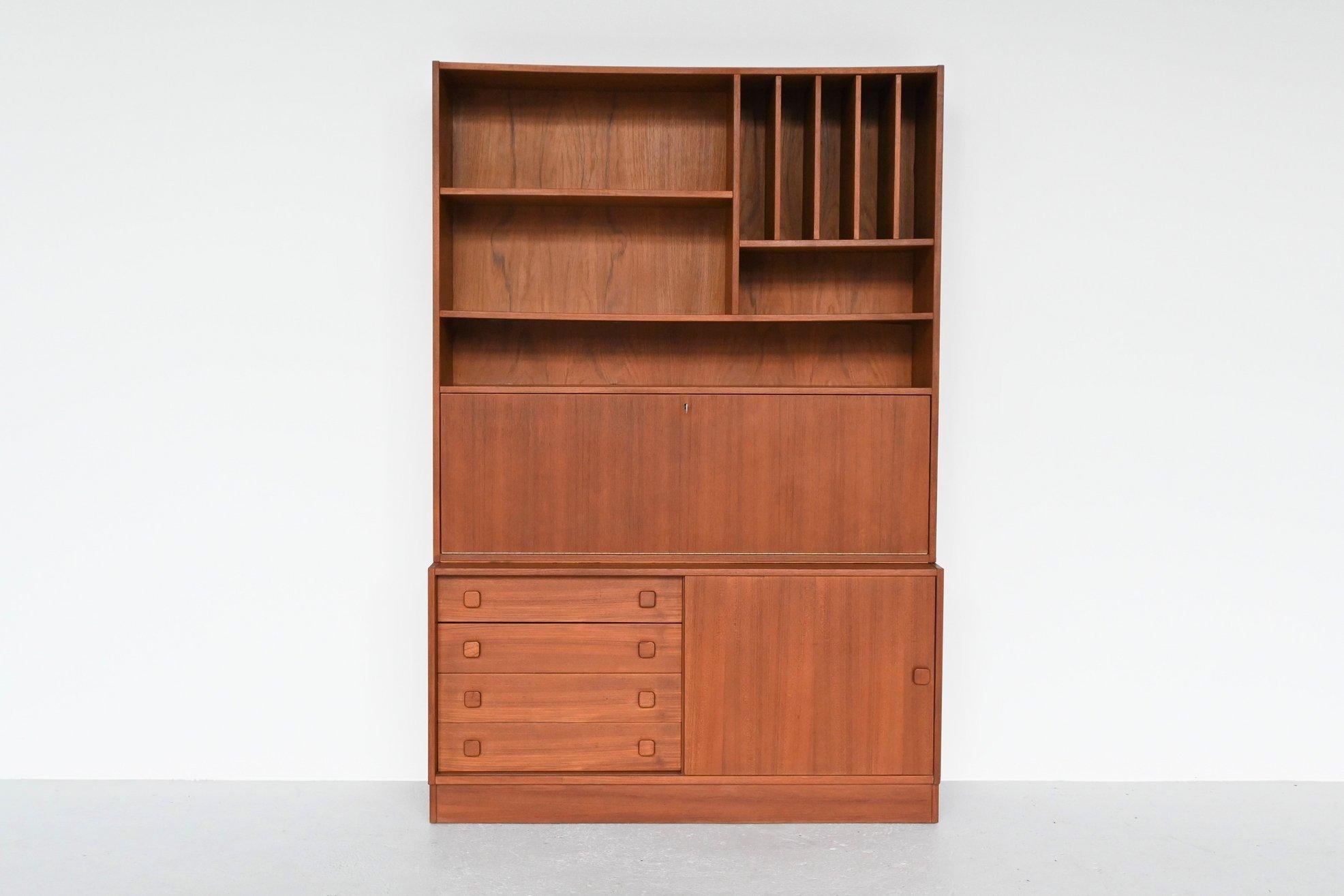Very nice bookcase, wall unit or credenza manufactured by Domino Møbler, Denmark, 1960. This beautiful piece of Danish furniture is very functional with its plenty storage options. The cabinet is made of teak wood and consists of 2 parts. The upper