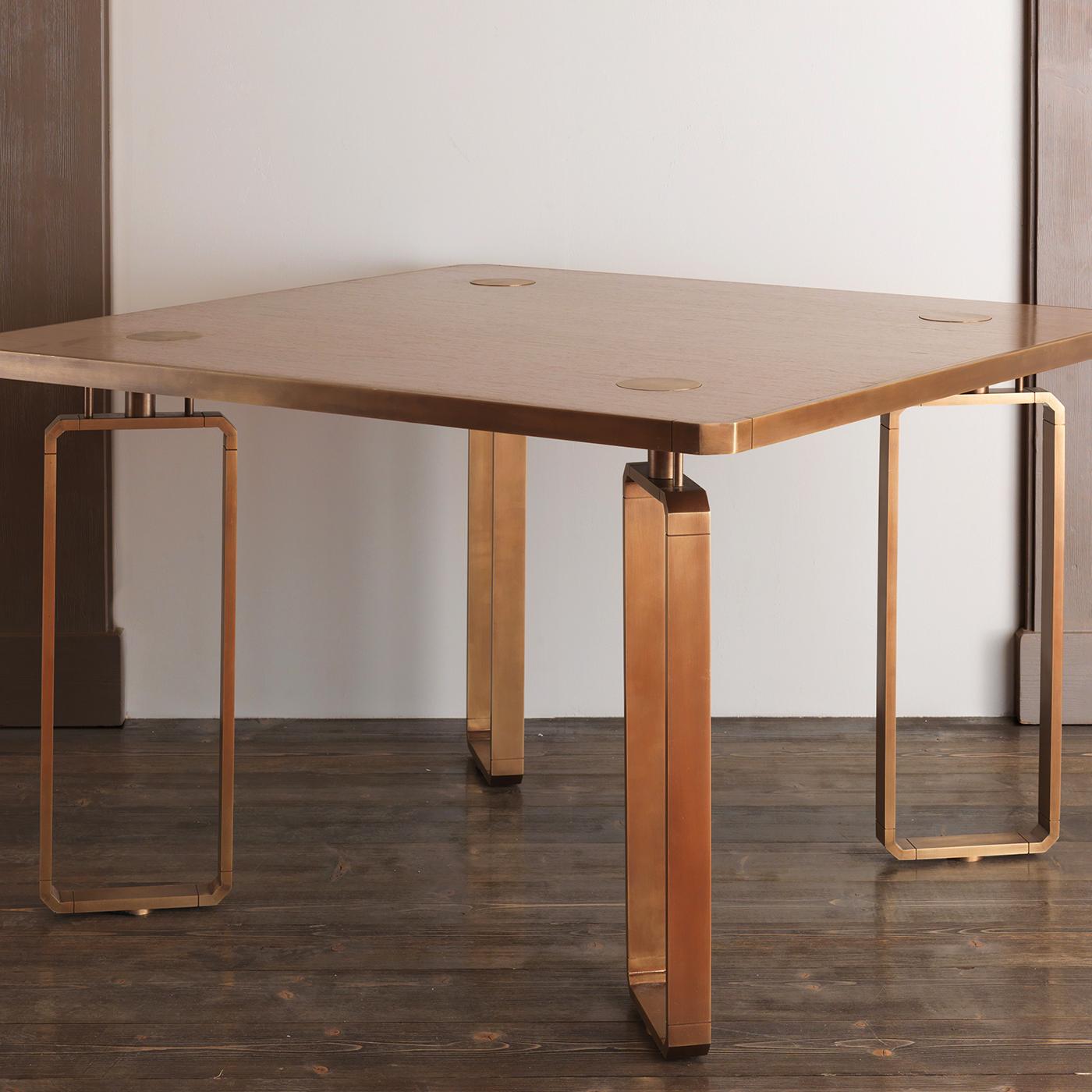 Dieser wunderbare Tisch gehört zur Domino-Kollektion von Ciarmoli Queda Studio, einer verspielten Serie von Möbeln, deren Silhouetten und dekorative Akzente an das Muster von Dominosteinen erinnern. Die quadratische Holzplatte mit charmanten