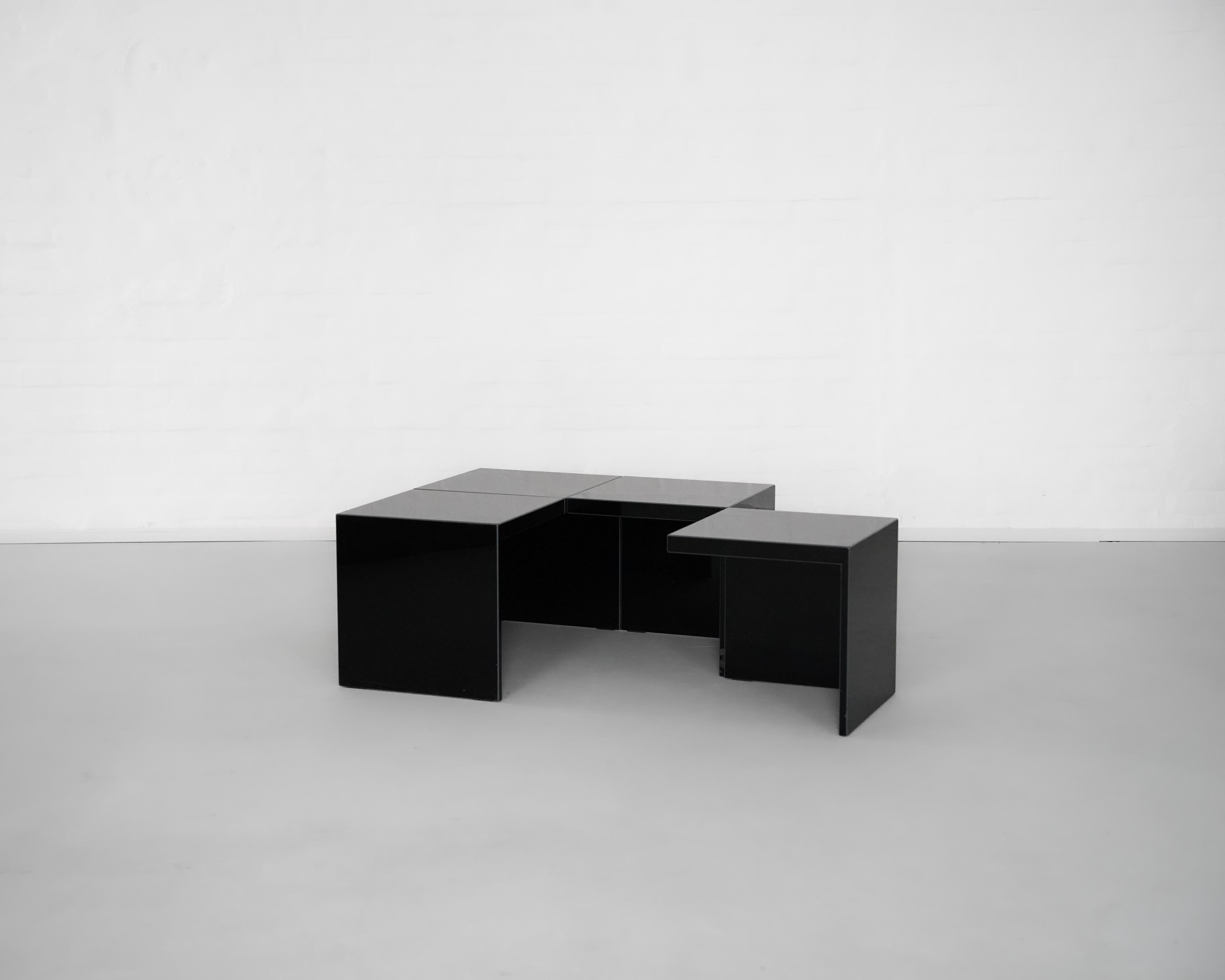La mesa Domino, diseñada en 1979 por los aclamados diseñadores alemanes Jan Wichers y Alexander Blomberg para el prestigioso fabricante Rosenthal, es un mueble modular y muy versátil con un carácter distintivo y escultural. El diseño consta de
