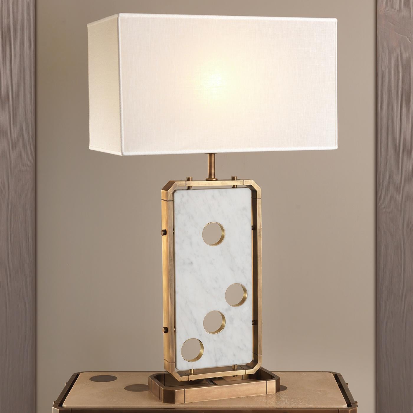 Cette splendide lampe de table conçue par le studio Ciarmoli Queda fait partie de la collection Domino. Cette pièce ludique peut être affichée comme une déclaration dans un intérieur moderne, ou combinée avec la console de la même série pour un look