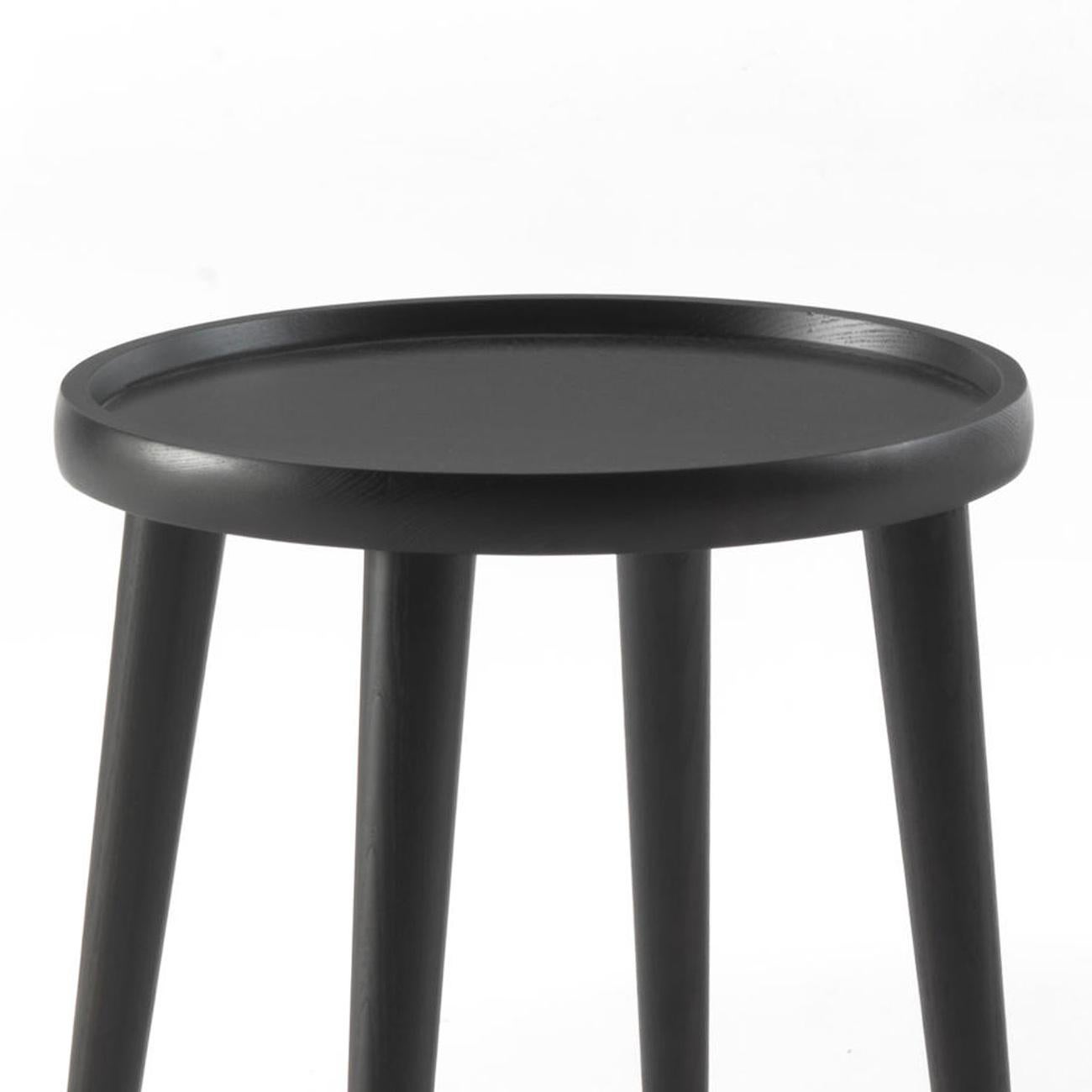 Side Table Domio Leather with solid ash base in
blackened stained finish. Top covered with black
genuine leather.