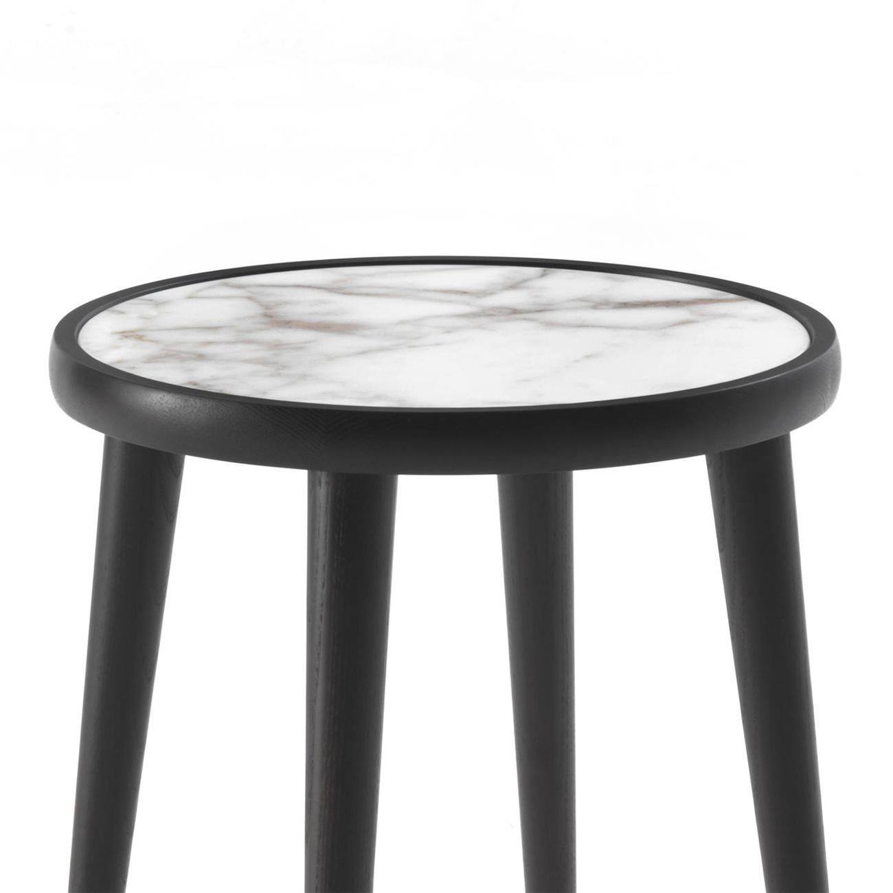 Table d'appoint Domio Marbre avec base en frêne massif en
finition teintée noircie. Avec calacatta blanc massif
plateau en marbre poli.