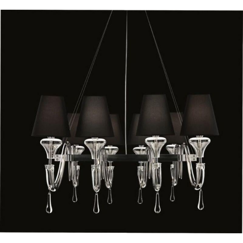 The arms of the Maryland chandelier, without gravitating around the center, are arranged horizontally, to form a perspective of white or black lampshades. Available in three sizes, its height is adjustable.
 
