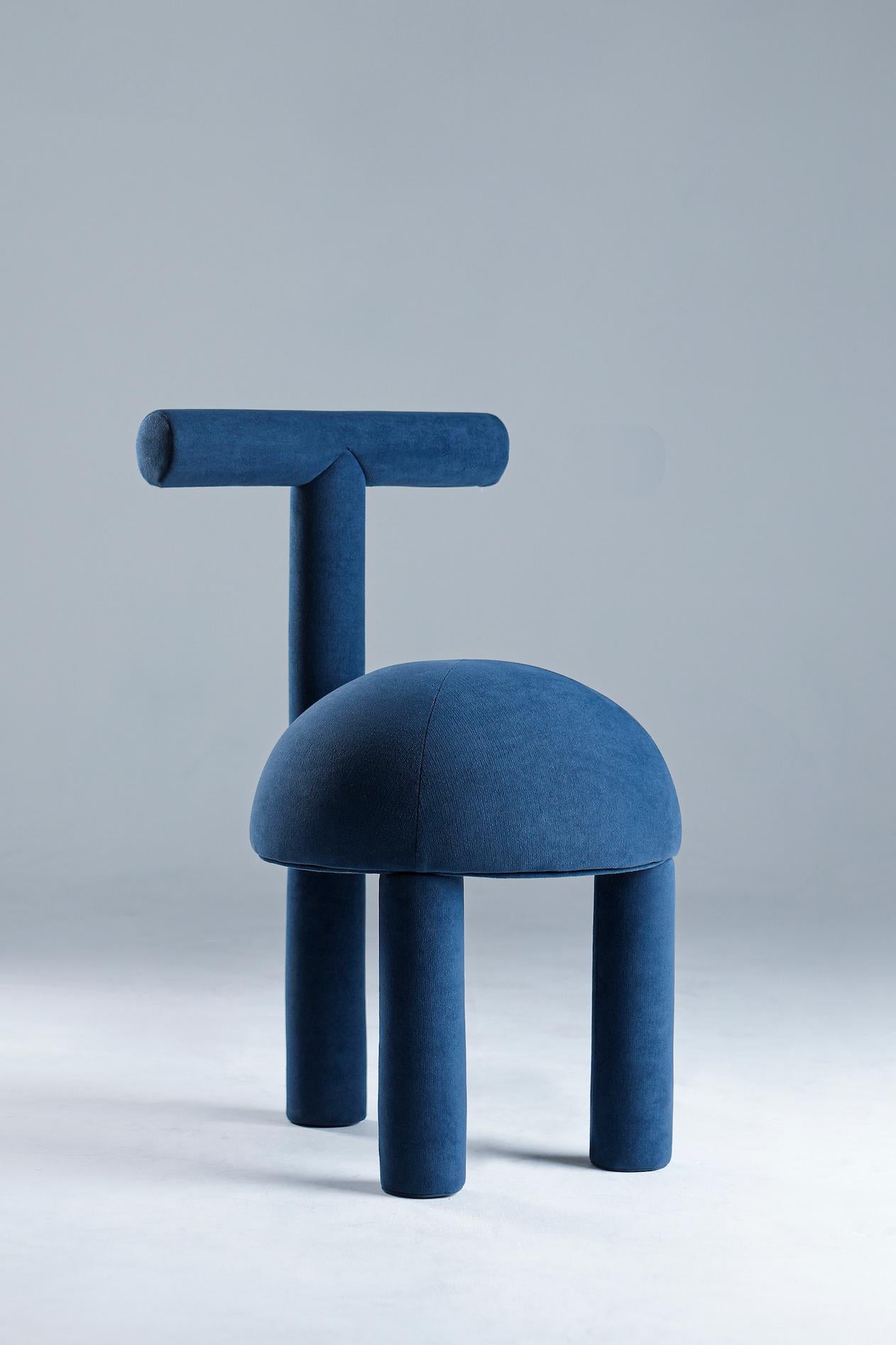 Ein dekorativer Stuhl mit geometrischem Muster.
Larissa Batista begann mit dem Entwurf der Jolly Seats Collection als künstlerische Darstellung der kubistischen Bewegung des frühen 20. Jahrhunderts. Die Jolly Seats Collection entwickelte sich