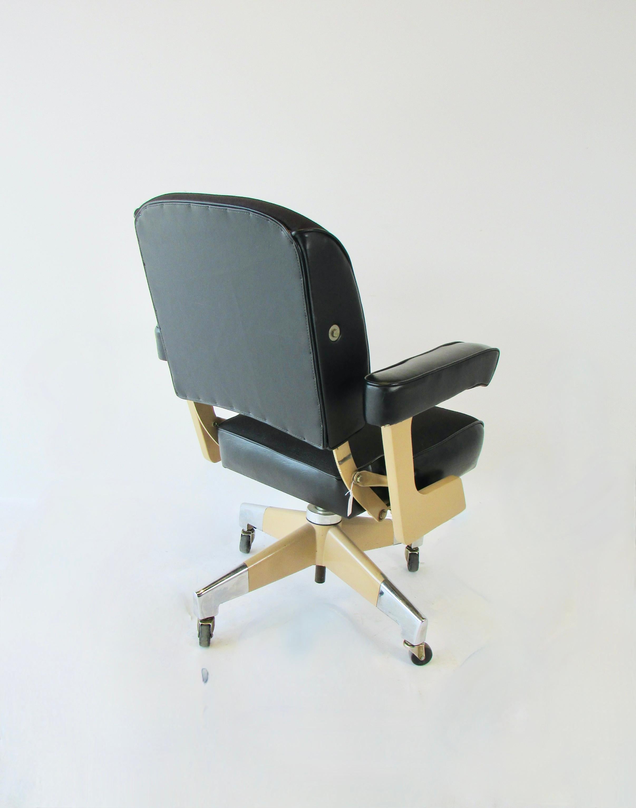 Domore Co. Executive Multi Adjustable Industrial Swivel Desk Chair auf Rollen (amerikanisch) im Angebot