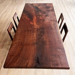 "Domus 2" Table moderne en noyer Claro de l'artiste/designer Florian Roeper