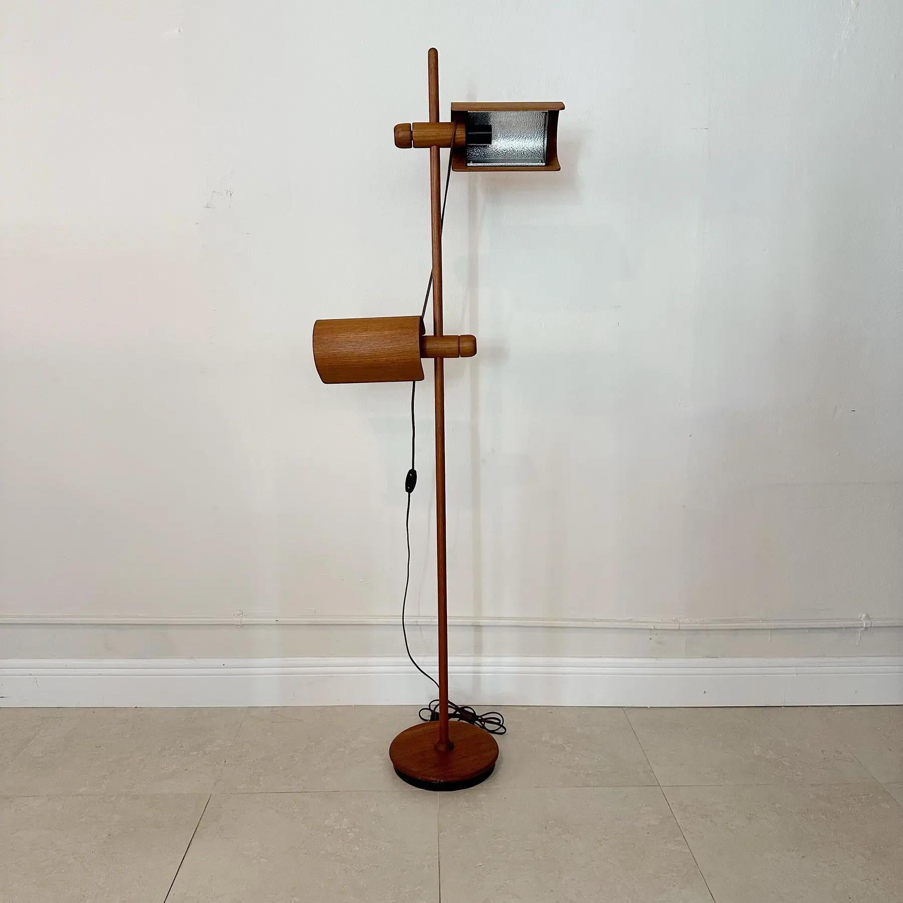 Lampadaire en teck du milieu du siècle par Domus, Danemark, années 1970. Les deux lampes sont réglables de haut en bas et l'abat-jour pivote pour diriger la lumière dans la direction souhaitée. La Corde est exposée et fait partie du design. Câblage