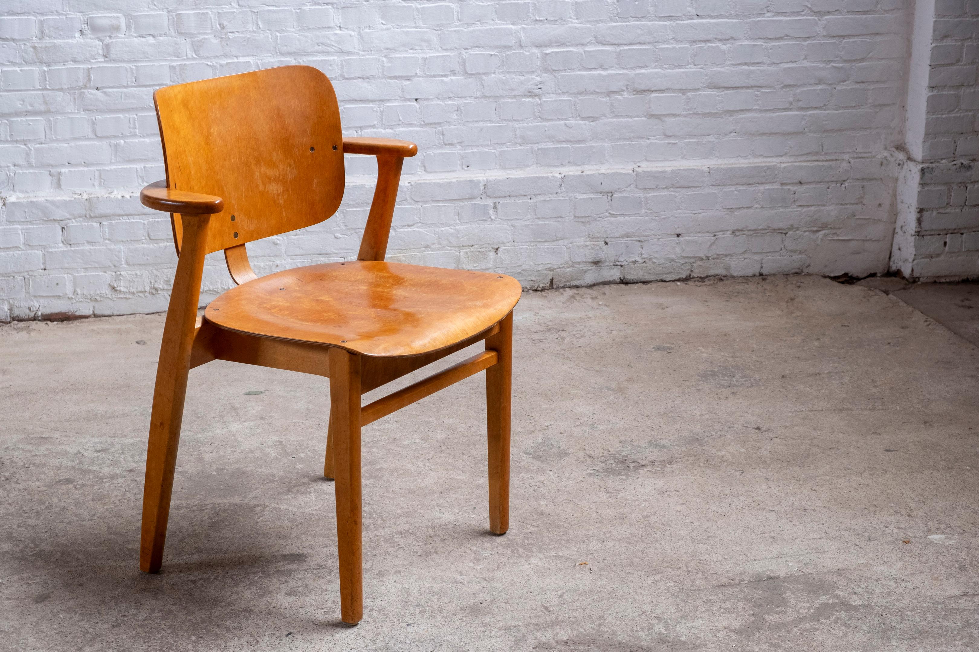 Première version de la chaise Domus d'Ilmari Tapiovaara, produite par Keravan Puuteollisuus dans les années 1950. La chaise Domus a été conçue à l'origine en 1946 dans le cadre d'une série de meubles destinés au complexe de logements pour étudiants