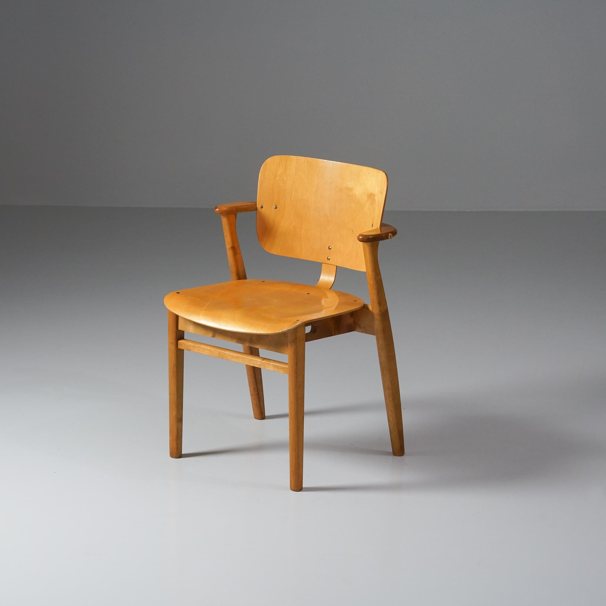 Sedie Domus (6 pezzi in totale, venduti separatamente), design di Ilmari Tapiovaara, anni '60. Betulla. Buone condizioni vintage, patina e usura coerenti con l'età e l'uso. Altre sedie sono disponibili su richiesta. Ogni sedia ha un'usura e una