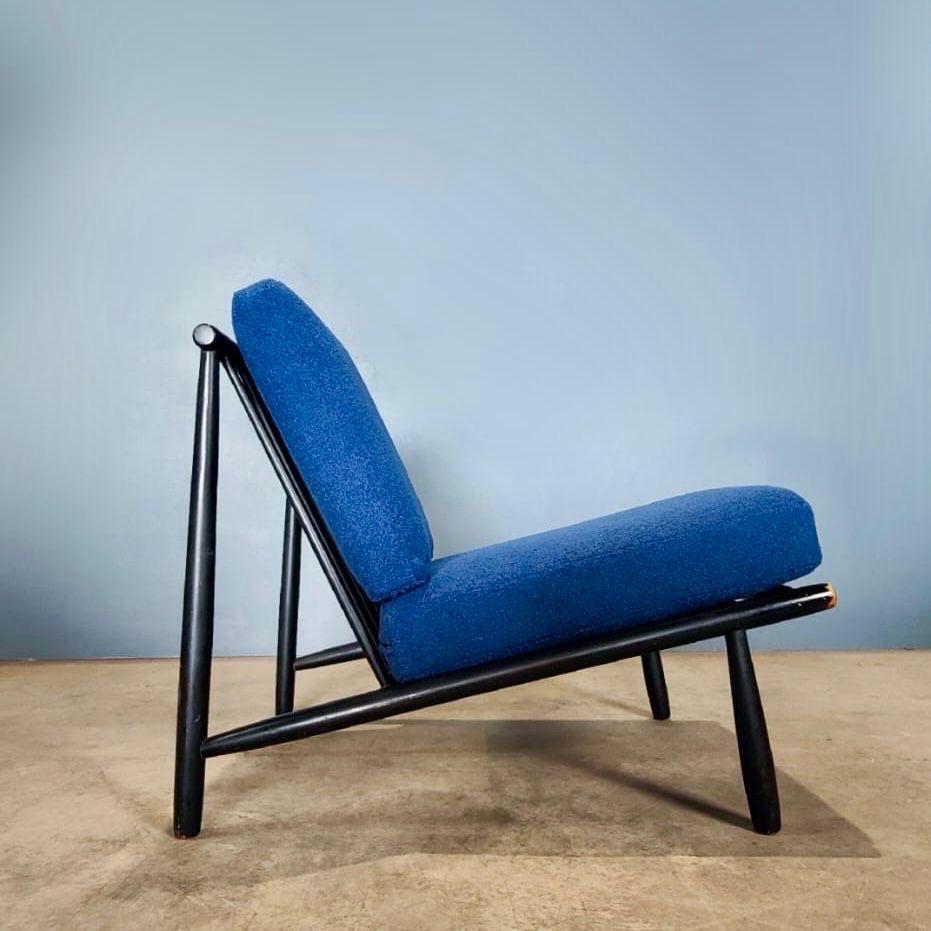 Superbe ensemble de chaises longues 'Domus 1' par Alf Svensson pour Dux Sweden. Avec des cadres noirs et une nouvelle tapisserie en boucle bleue. Les montures sont en bon état vintage avec quelques usures liées à l'âge sur les montures
