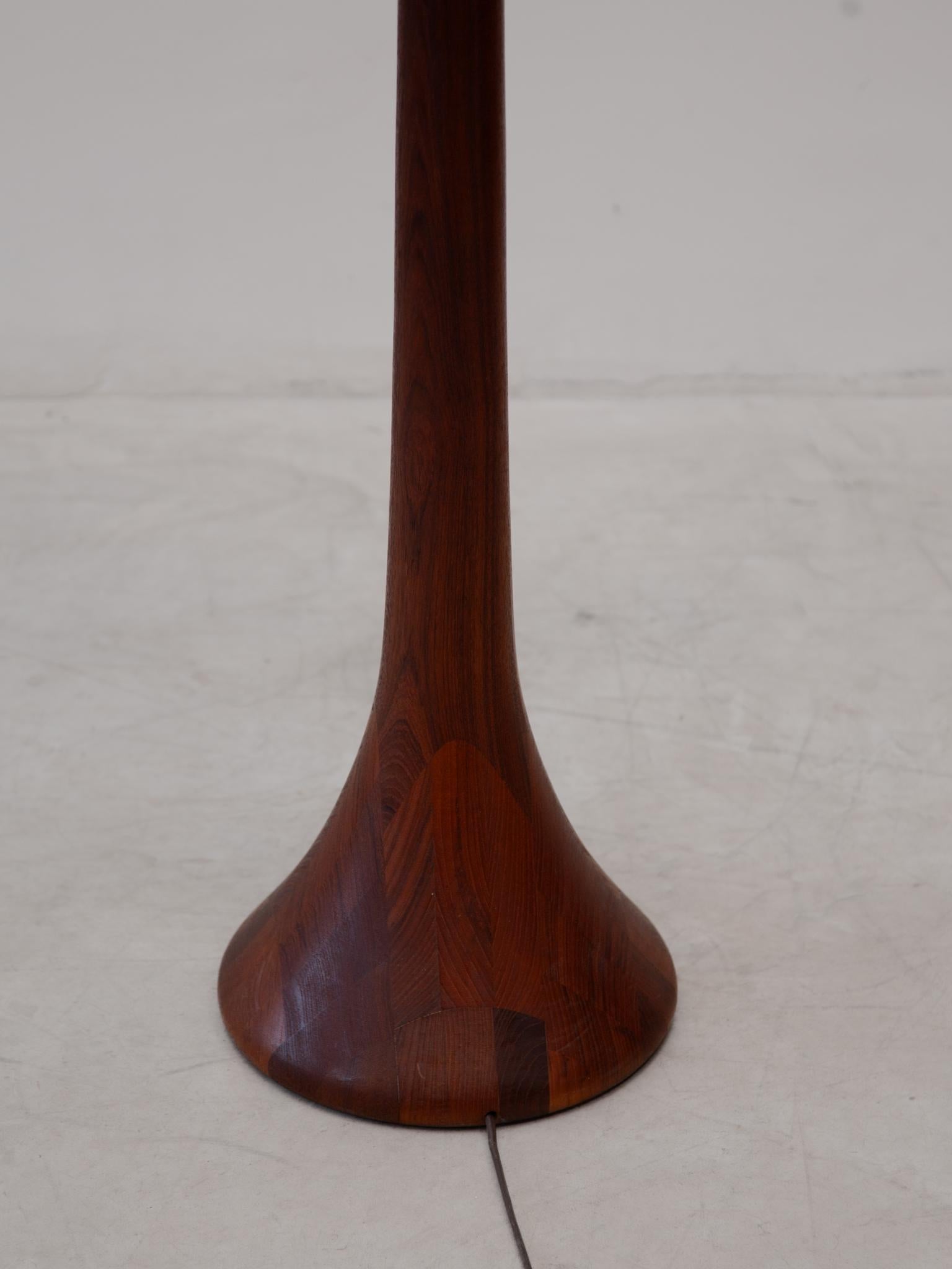 Domus Made in Denmark Solid Teak Floor lamp, 1960s In Good Condition For Sale In Antwerp, BE