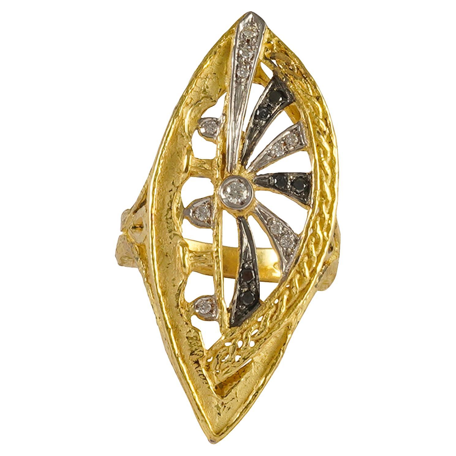 DOMUS Romana  Sacchi Ring aus 18 Karat Gelbgold mit schwarzen und weißen Diamanten und Edelsteinen im Angebot