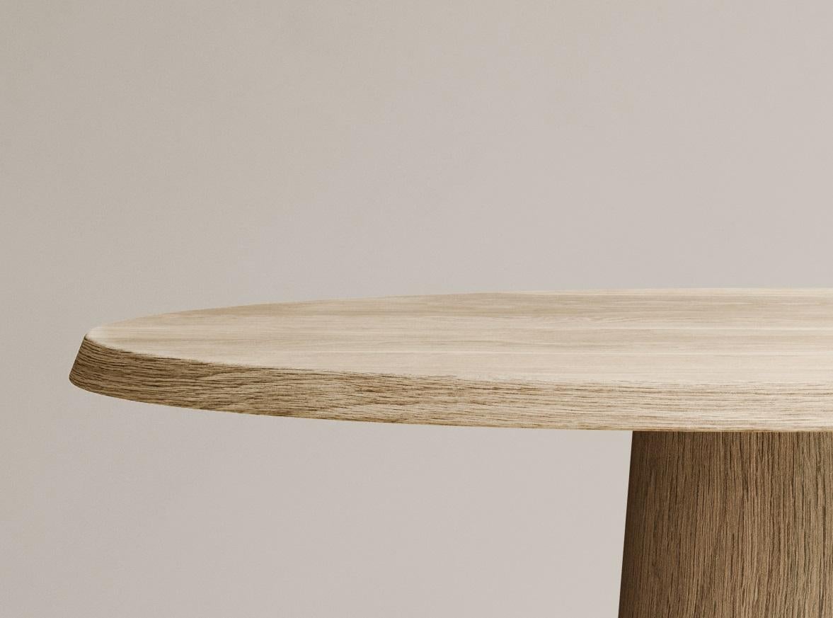 Moderne Domus Table de salle à manger ronde II en Oak français sculpté à la main par Paloma Editions en vente