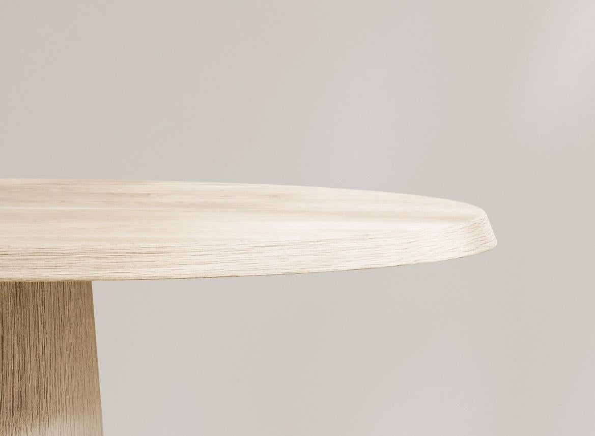 italien Domus Table de salle à manger ronde II en Oak français sculpté à la main par Paloma Editions en vente