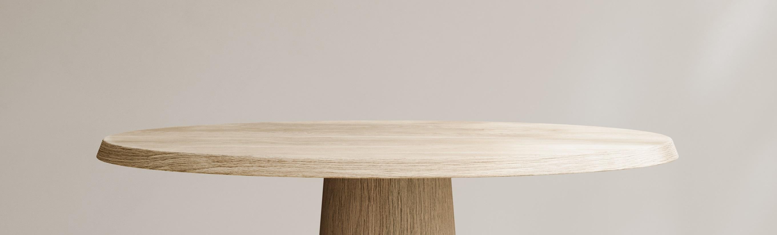 XXIe siècle et contemporain Domus Table de salle à manger ronde II en Oak français sculpté à la main par Paloma Editions en vente
