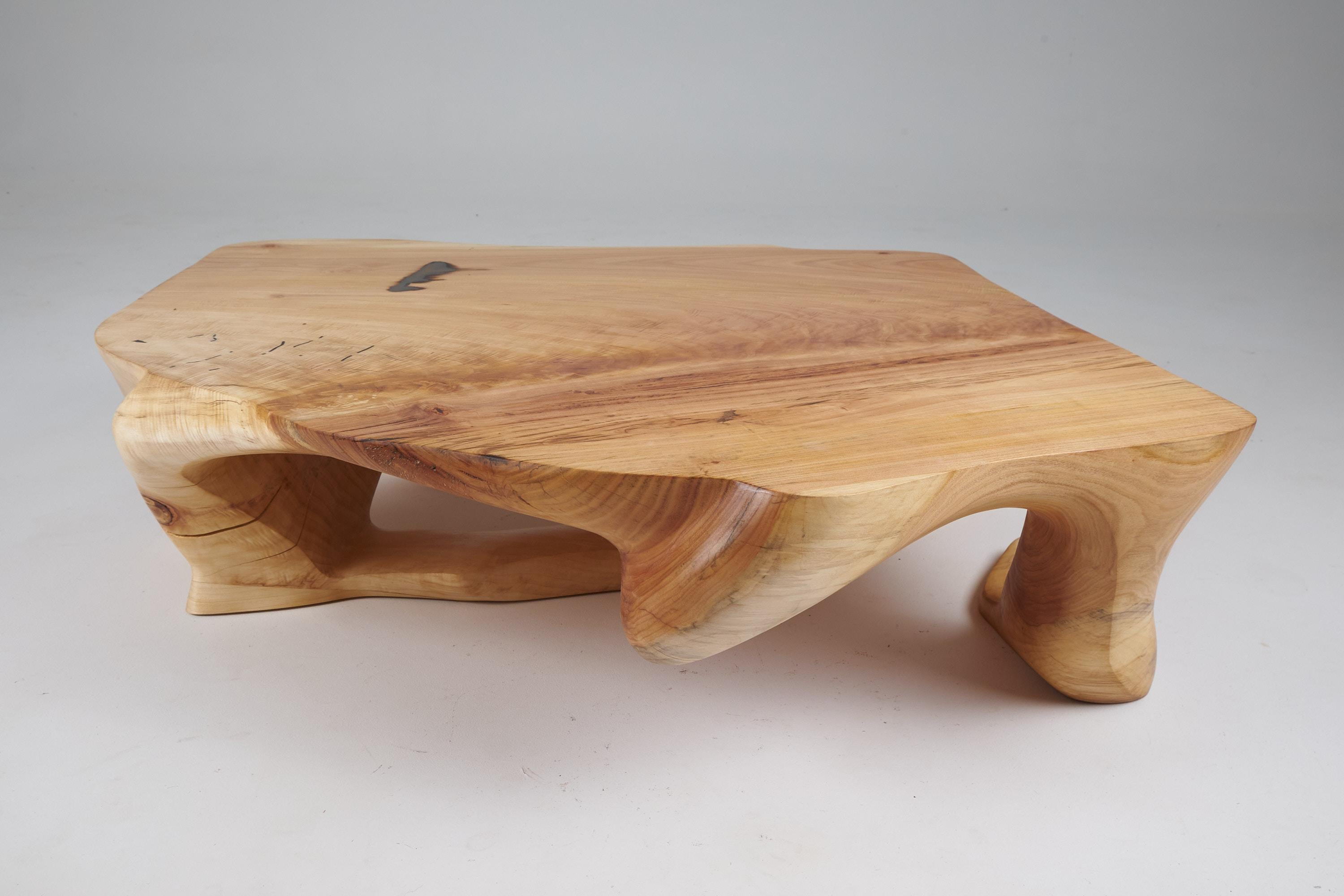 Domus ist ein Couchtisch, der aus einem einzigen Holzblock hergestellt wird. Dieser Couchtisch soll neben einem warmen Kamin stehen, einem Ort, an dem die ganze Familie zusammenkommt und an langen Winterabenden Geschichten erzählt. Funktionelle