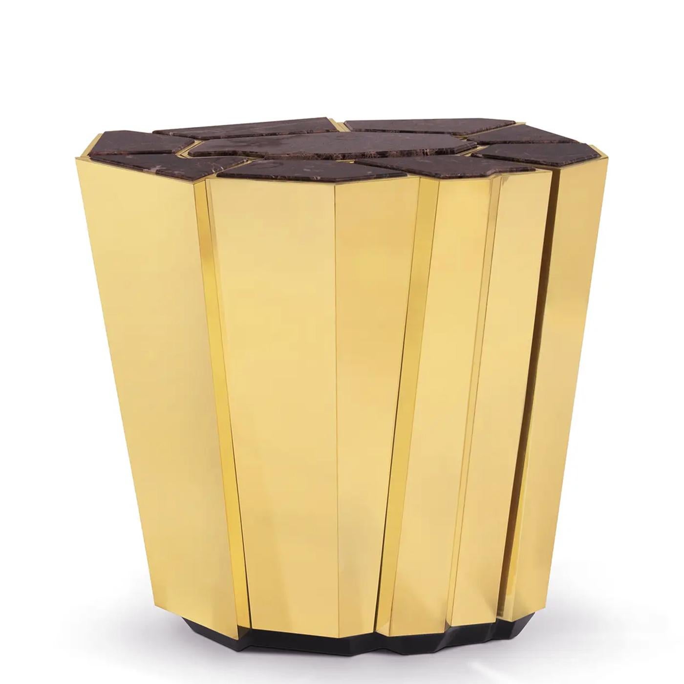 Side Table Domy with structure in solid brass in polished
finish, with emperador marble top with 9 parts surrounded
by polished brass trims. Wooden base in black lacquered
finish.