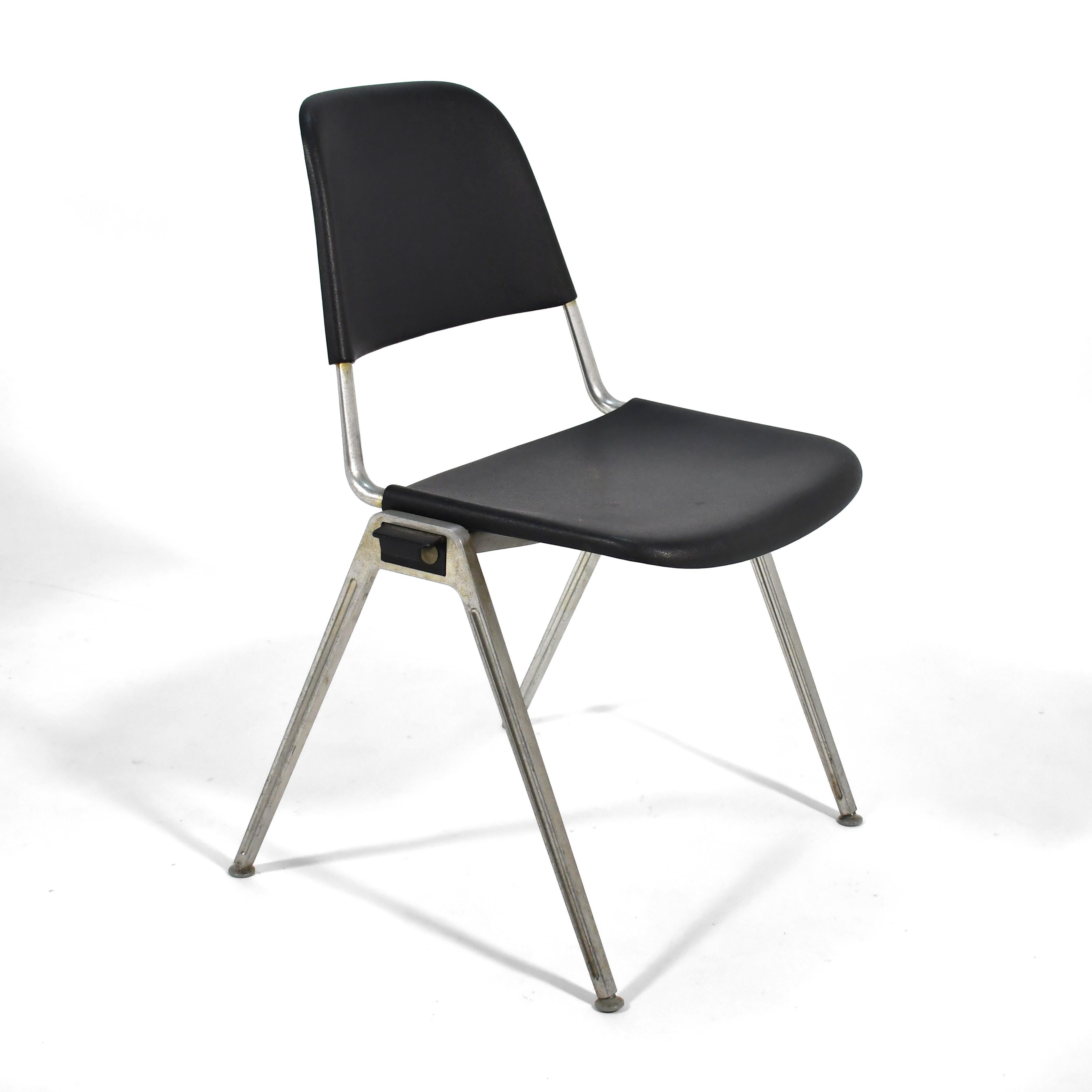 Der bedeutende Industriedesigner Don Albinson, ein Cranbrook-Kollege von Charles und Ray Eames, Ralph Rapson, Harry Bertoia und Eero Saarinen, arbeitete 13 Jahre lang im Eames-Büro als Chefdesigner, bevor er 1964 Designdirektor bei Knoll wurde. Dort