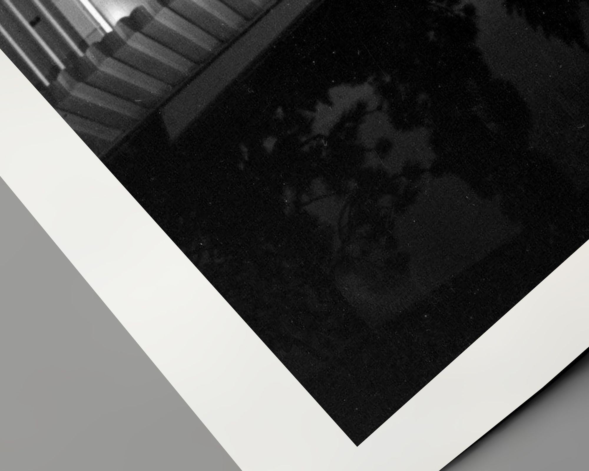 Elvis Presley auf Terrasse auftretend (Zeitgenössisch), Photograph, von Don Dornan