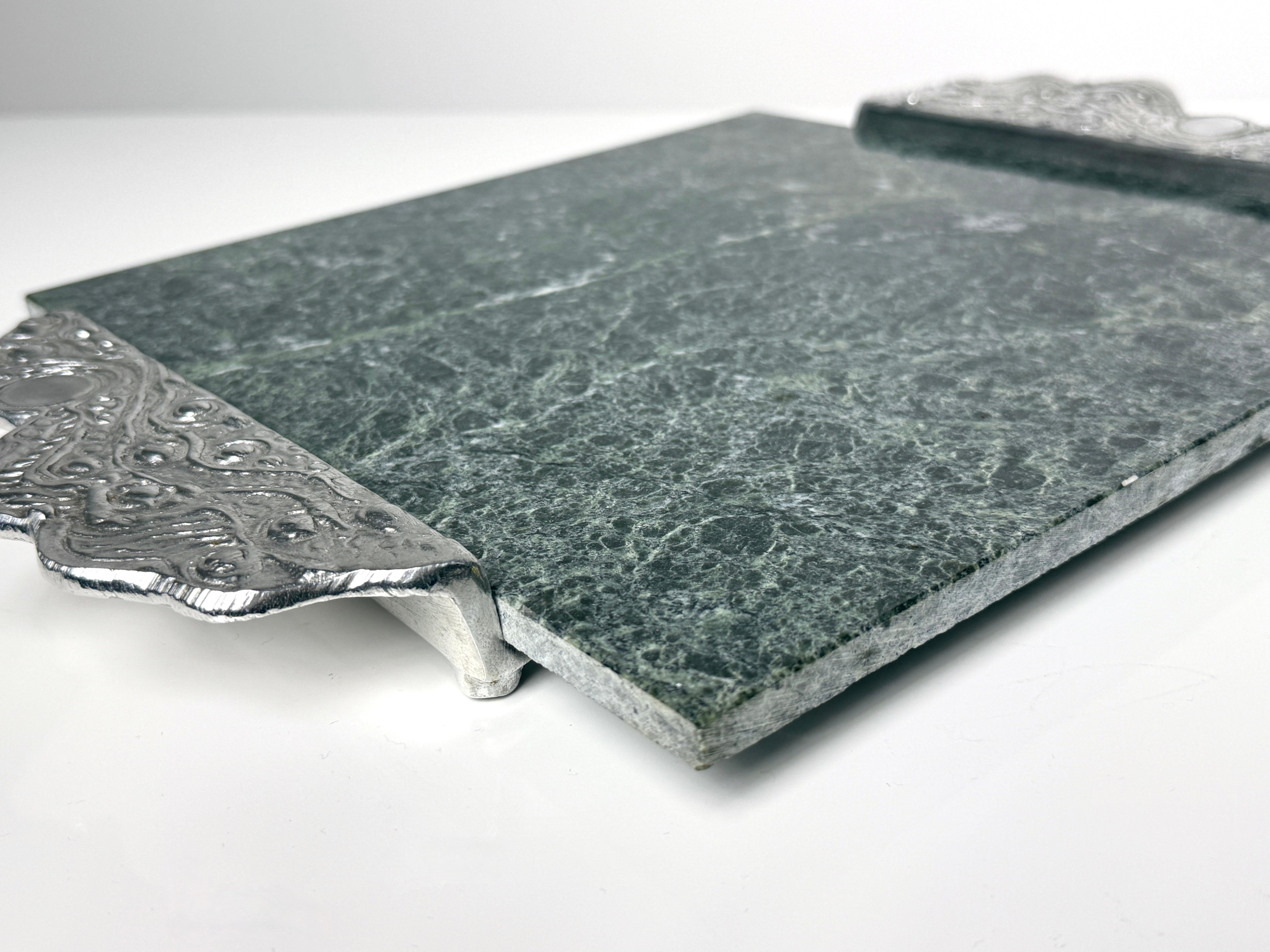 Bandeja de mármol verde y aluminio Don Drumm Bandeja o tabla de embutidos siglo XX en venta