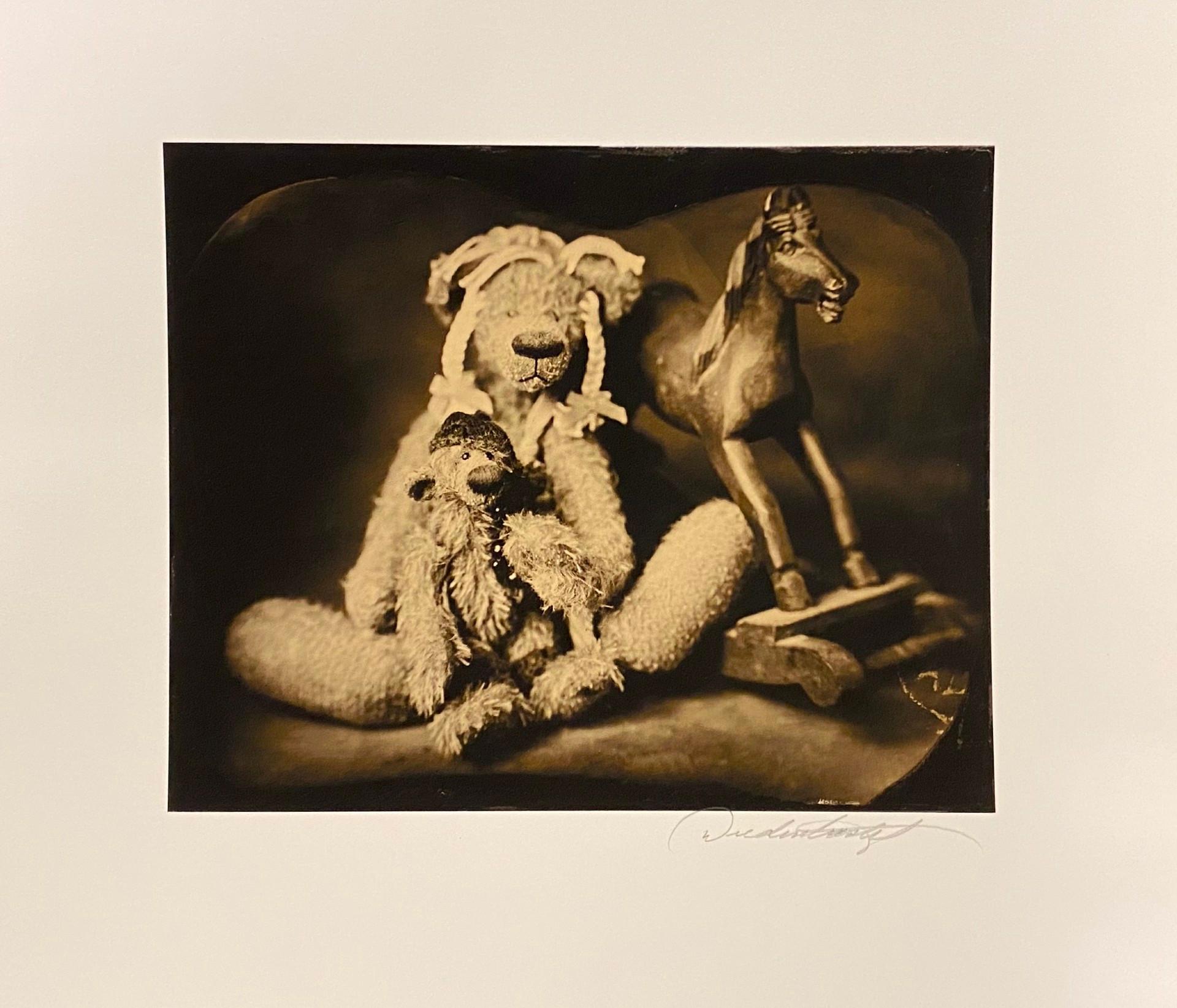Black and White Photograph Don Dudenbostel - Le ours et le cheval