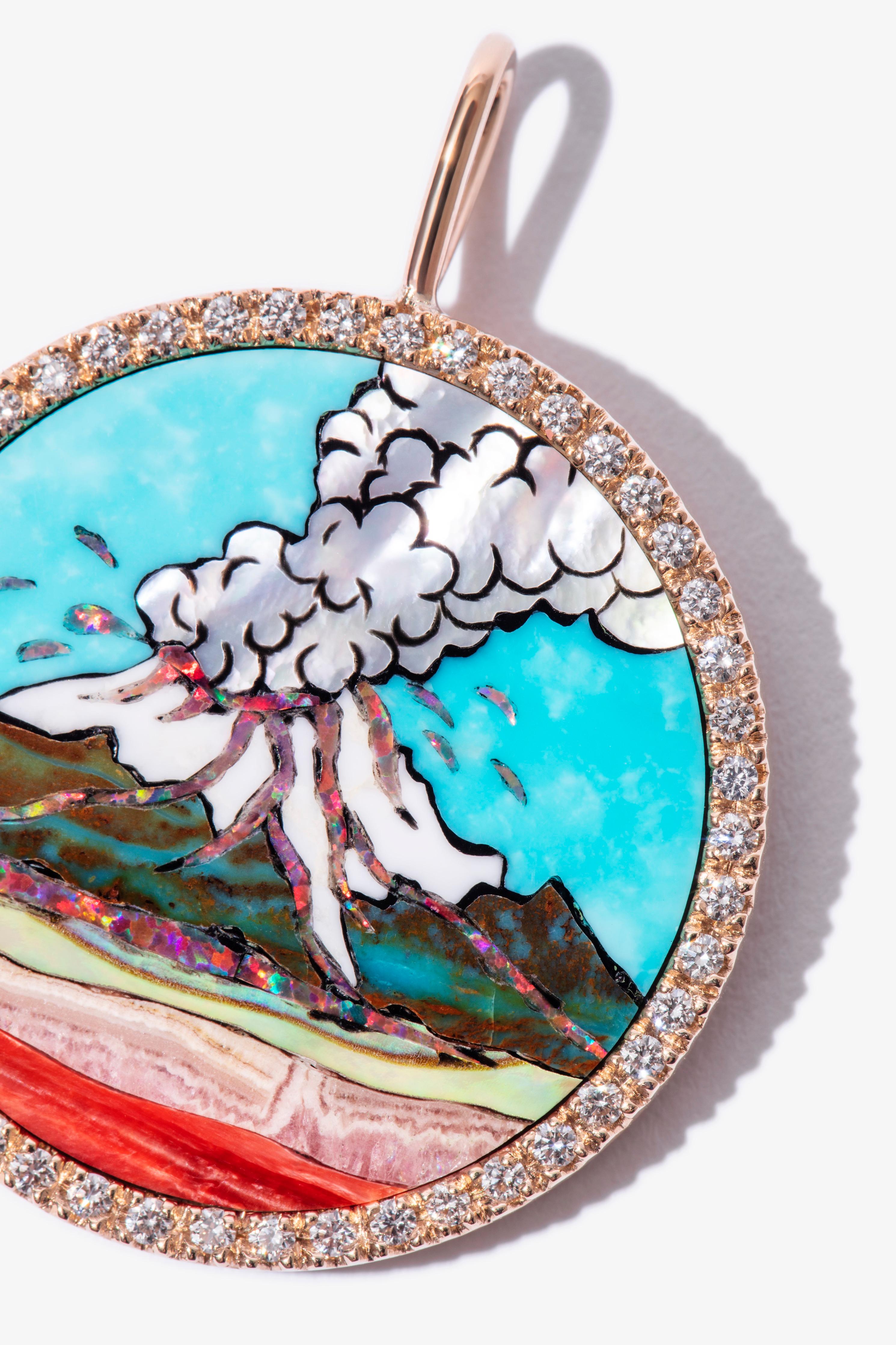 Ein lebendiges, auffälliges Medaillon, inspiriert von unserer Faszination für den Vulkan El Popocatépetl und die Arbeit des mexikanischen Künstlers Dr. Atl.

Navajo-Intarsien aus 14-karätigem Gold, besetzt mit schimmernden weißen