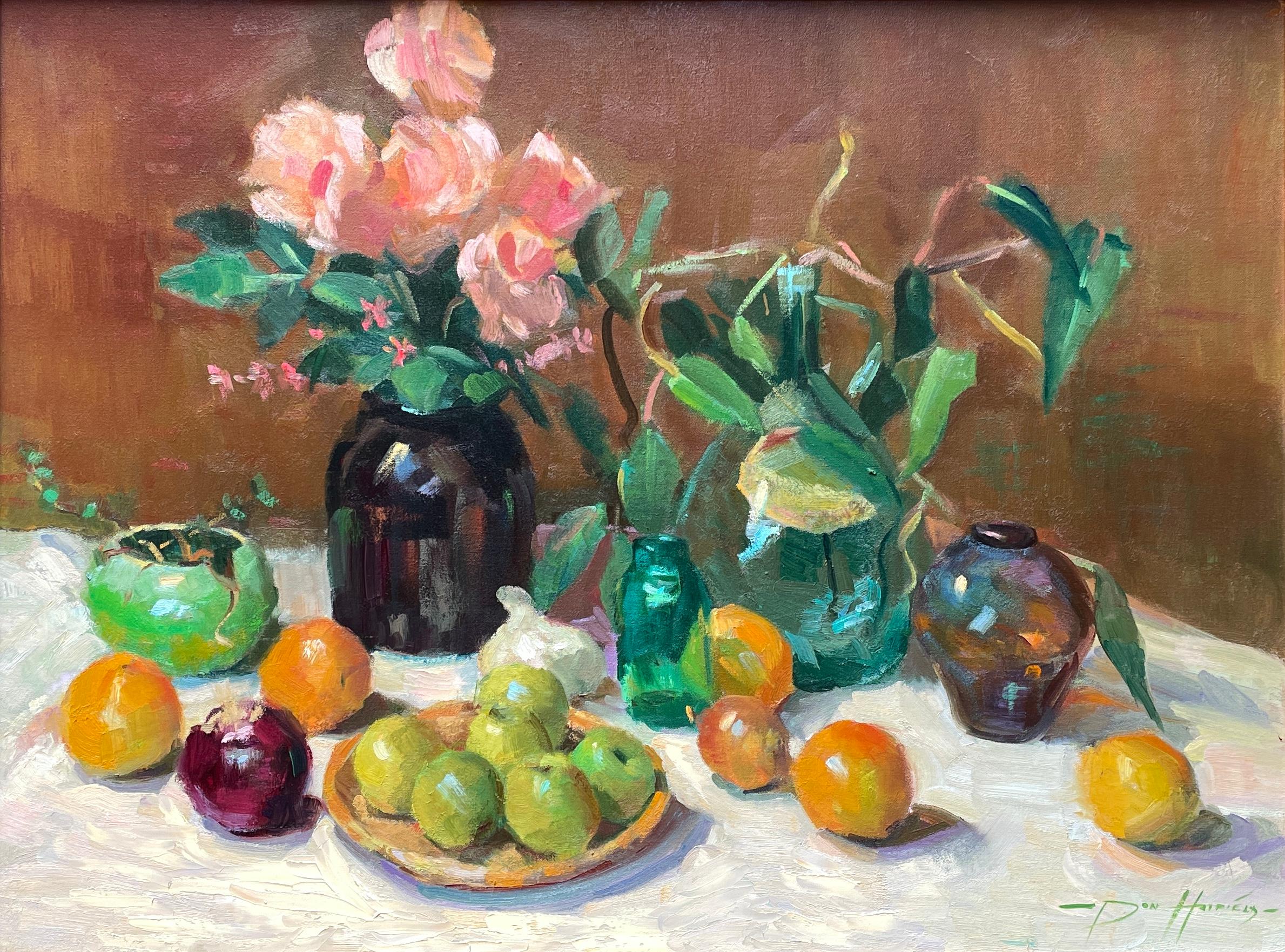 La "Natura morta floreale" di Don Hatfield è un esempio accattivante di impressionismo americano, che mette in mostra la sua maestria nel colore e nella composizione. Questo dipinto a olio incorniciato di 29" x 39" presenta una vivace scena di