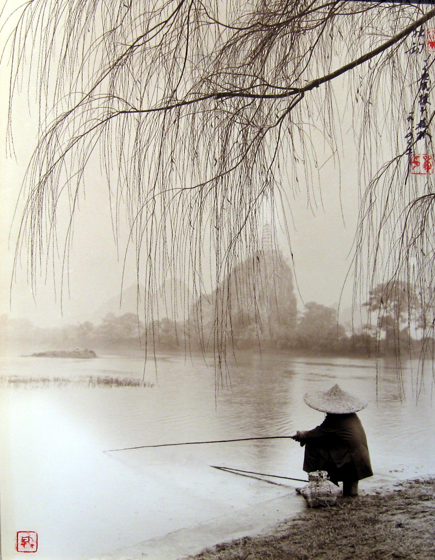 Don Hong-Oai Black and White Photograph - Waiting, Guilin, 1984/Printed 1996