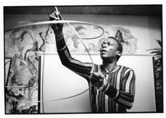 Miles Davis trabajando en su casa por Don Hunstein