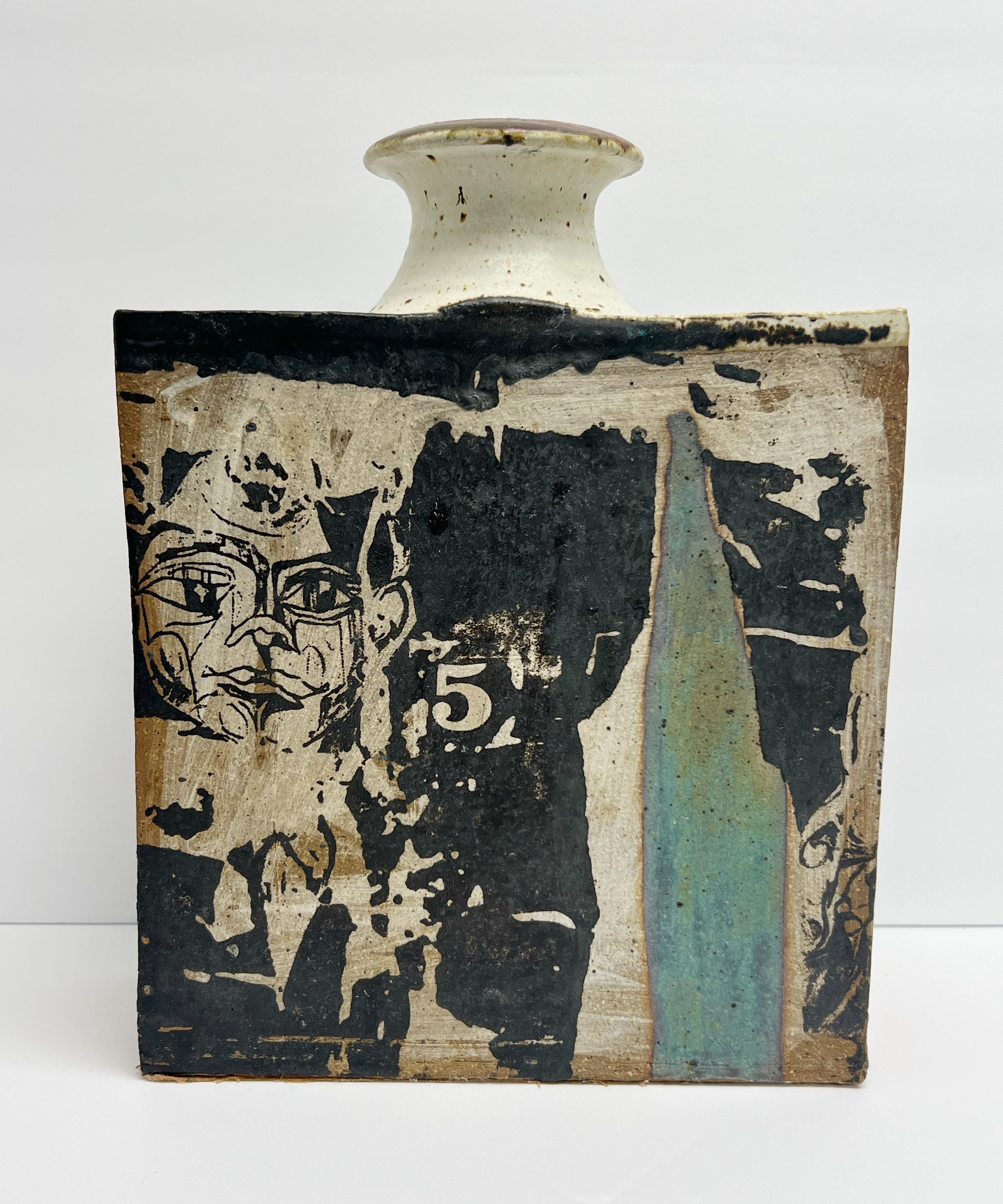 Un grande vaso di ceramica di Don Johns. Decorazione grafica su entrambi i lati. Firmato in basso. 