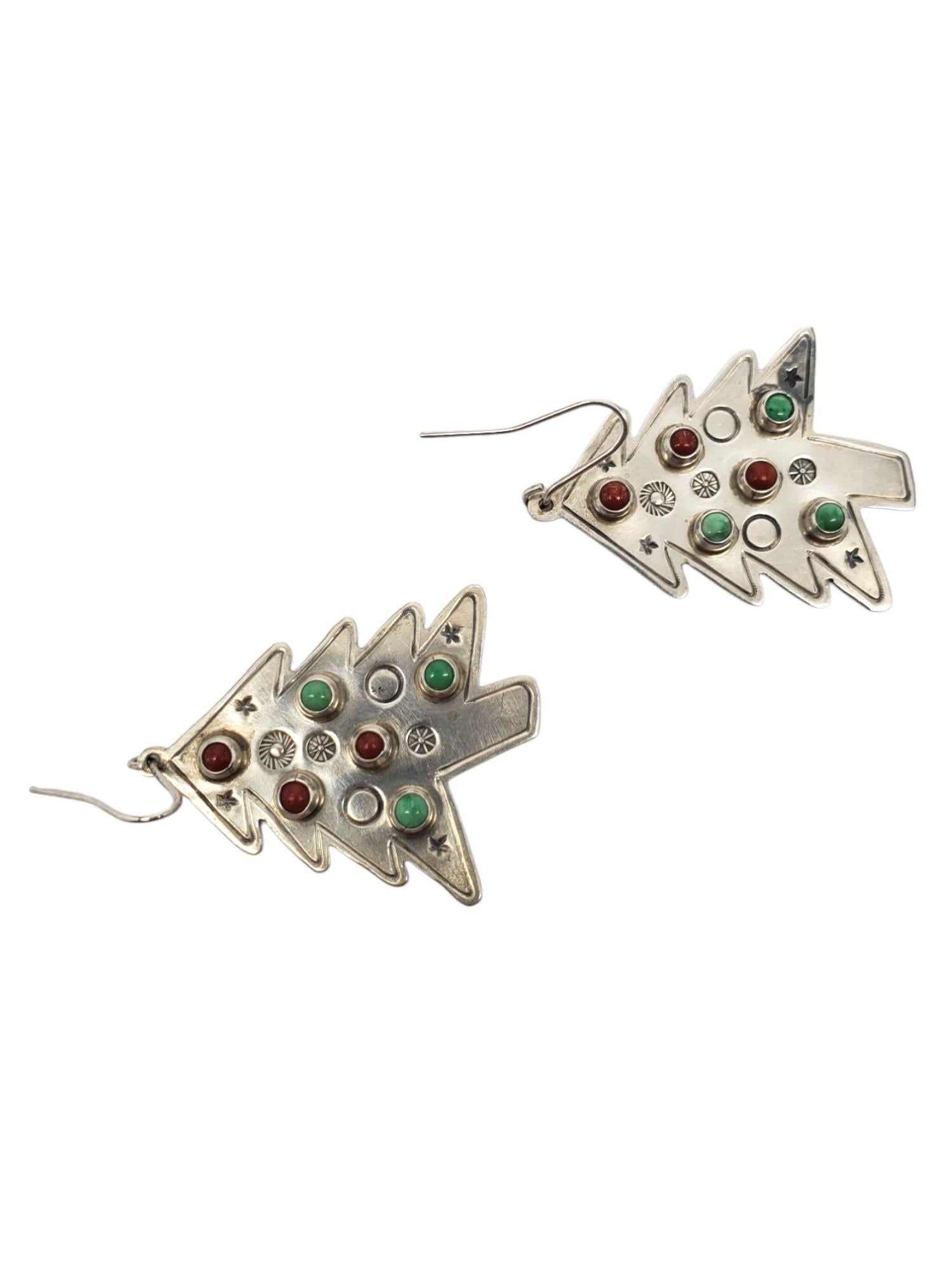 Don Lucas Sterling Silber Weihnachtsbaum Ohrringe -

Diese festlichen Weihnachtsbaum-Ohrringe mit roten und grünen Cabochon-Steinen sind von Don Lucas in Sterlingsilber handgefertigt und mit Haken versehen.

Größe: ca. 1 3/4