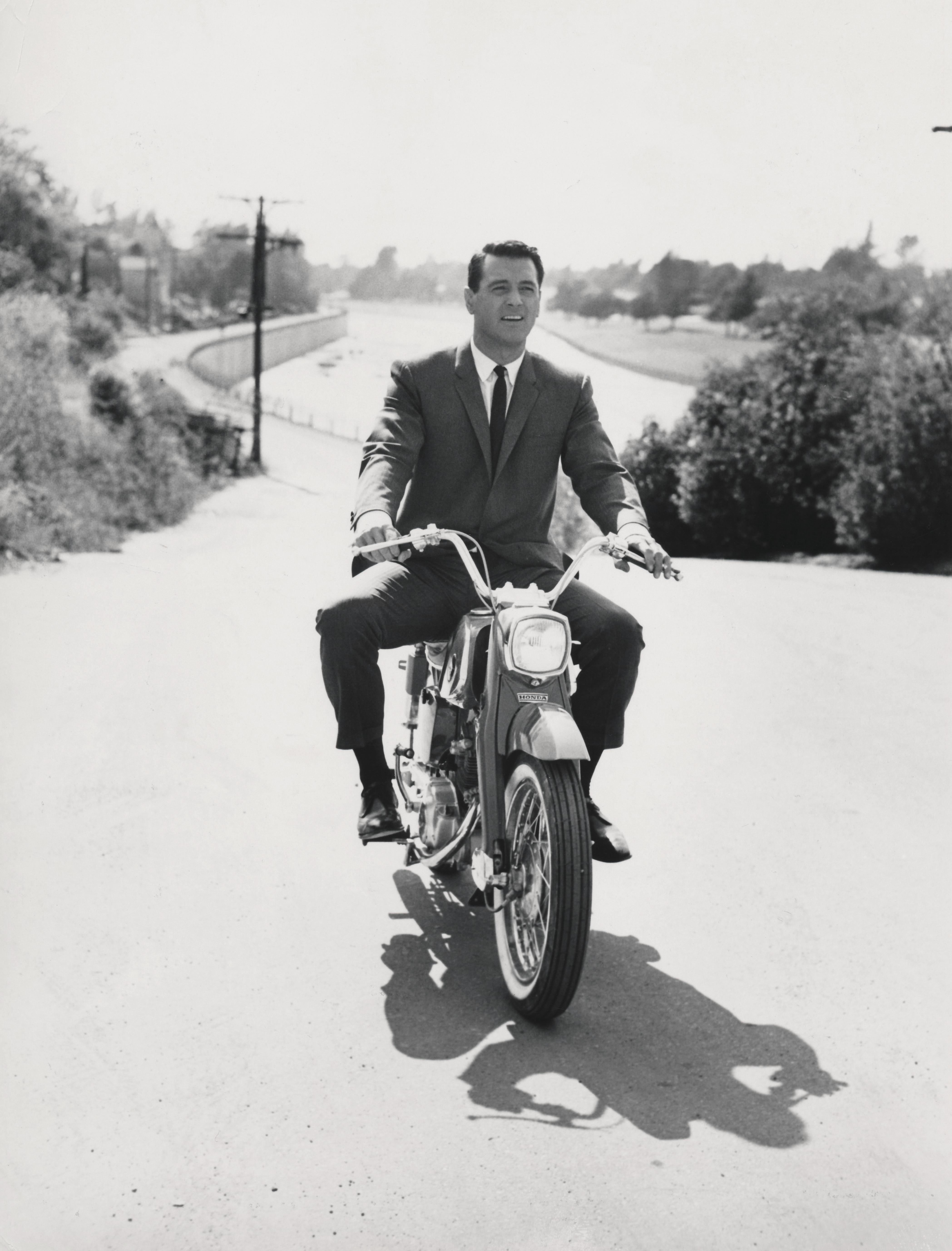 Don Ornitz Portrait Photograph – Rock Hudson auf einem Motorrad