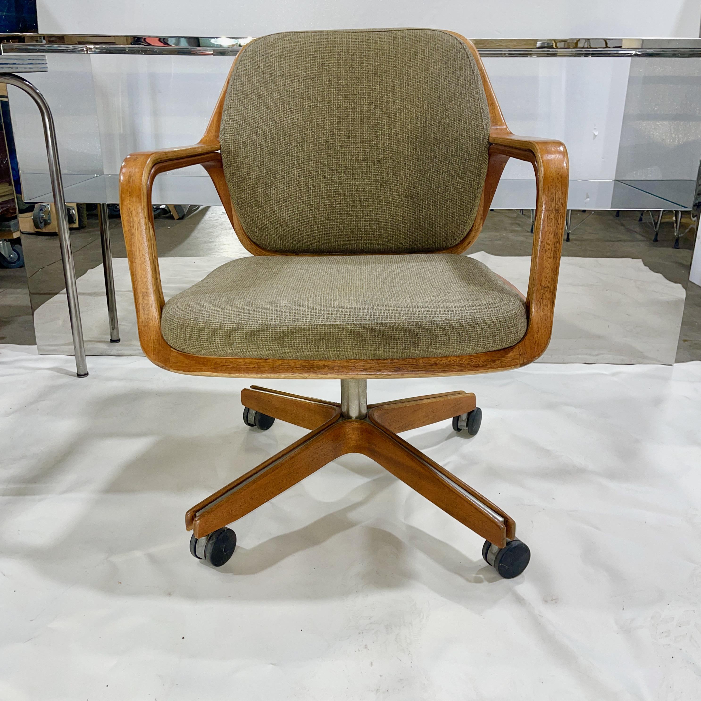
Viel seltener als die Beistellstuhl-Version dieses Entwurfs ist die Schreibtischstuhl-Variante von Pettits Stuhl 1105 für Knoll International, der auf vier Rädern und einem zentralen Pfosten steht, der es dem Benutzer ermöglicht, sich zu drehen und