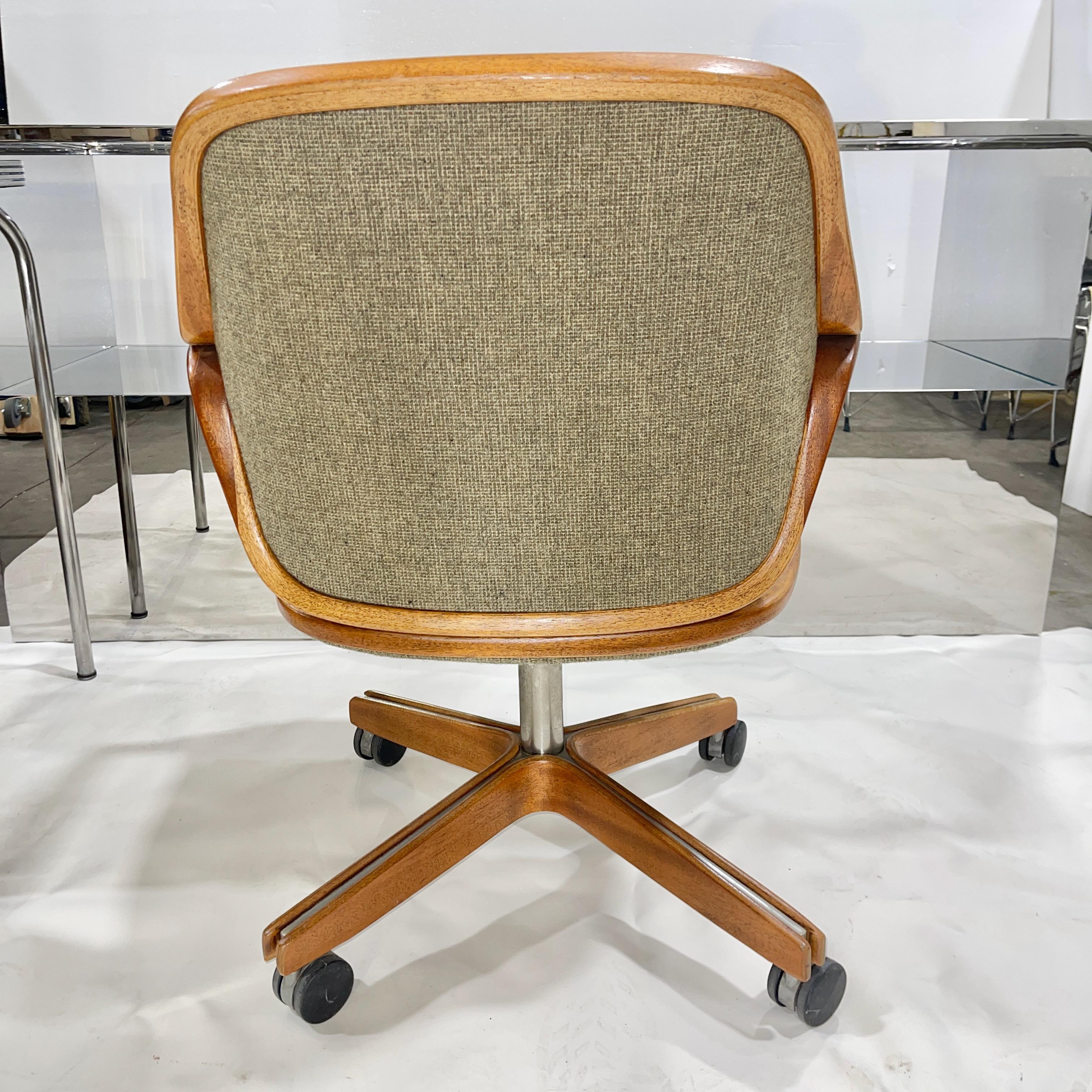 Don Petitt für Knoll 1105 Drehstuhl (Walnuss) im Angebot