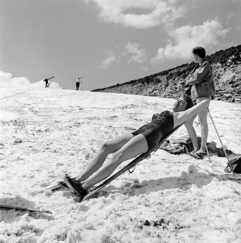 "Sunbathing Skier" by Don

circa 1956: With the temperature at around 80?, a skier reclines on her propped up skis and sunbathes in a swimming costume. 

Unframed
Paper Size: 40" x 40'' (inches)
Printed 2022 
Silver Gelatin Fibre Print