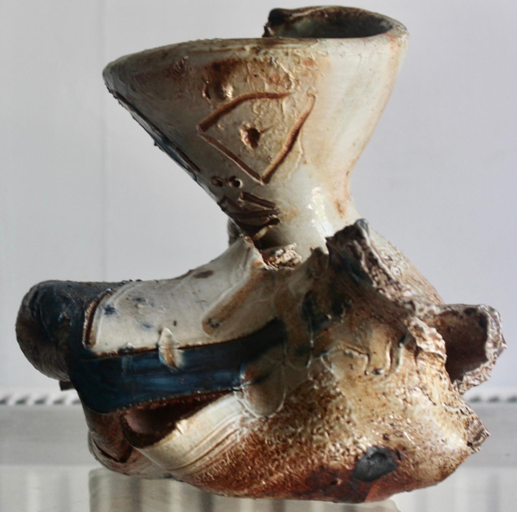 Important vase jeté de Don Reitz (1929-2014). Brutalisé, incisé, glacé et sculpté en une suggestion de figure. Aussi 