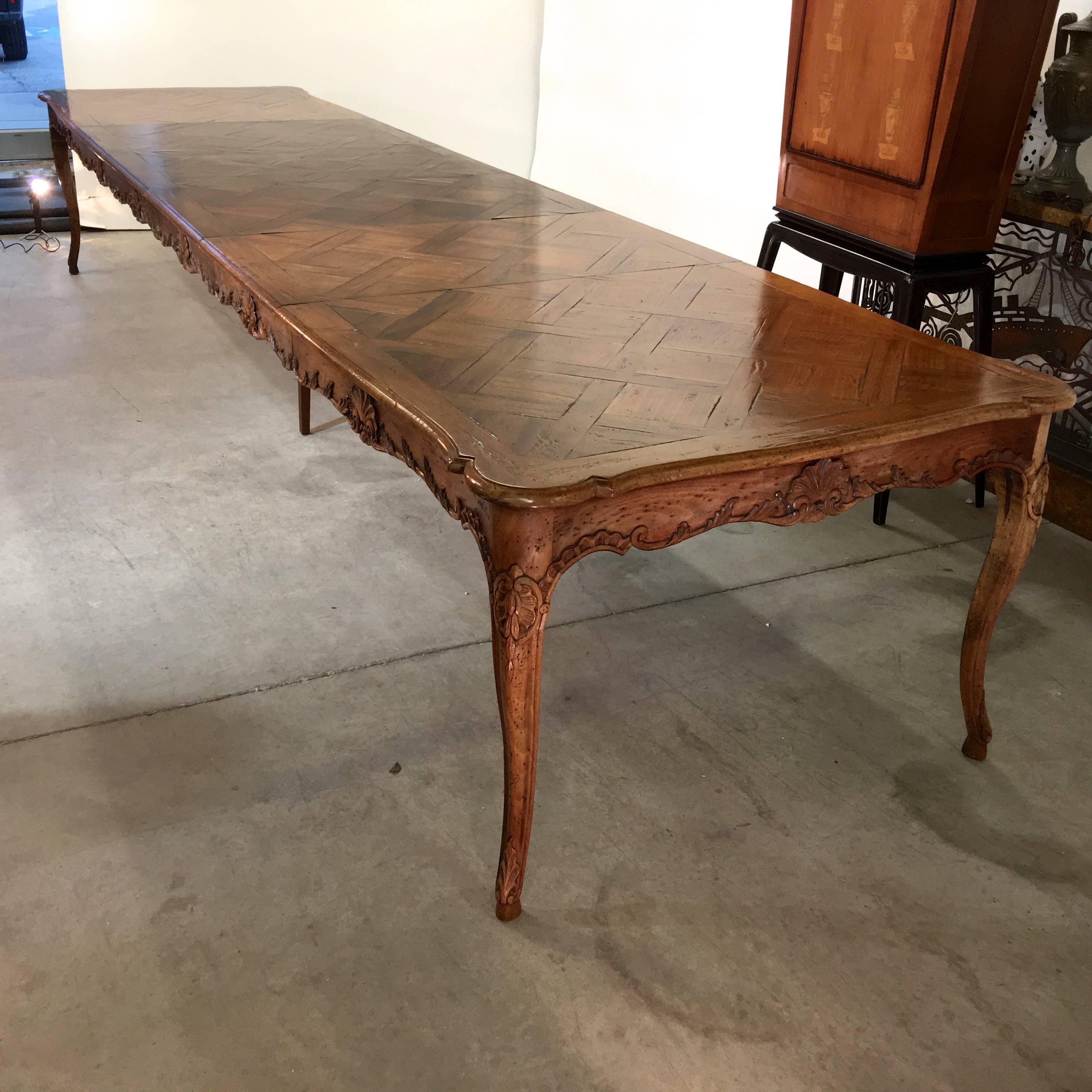 Table de salle à manger provinciale Don Ruseau en parquet de noyer:: 12 places (SOLDE DU SAMEDI) 4
