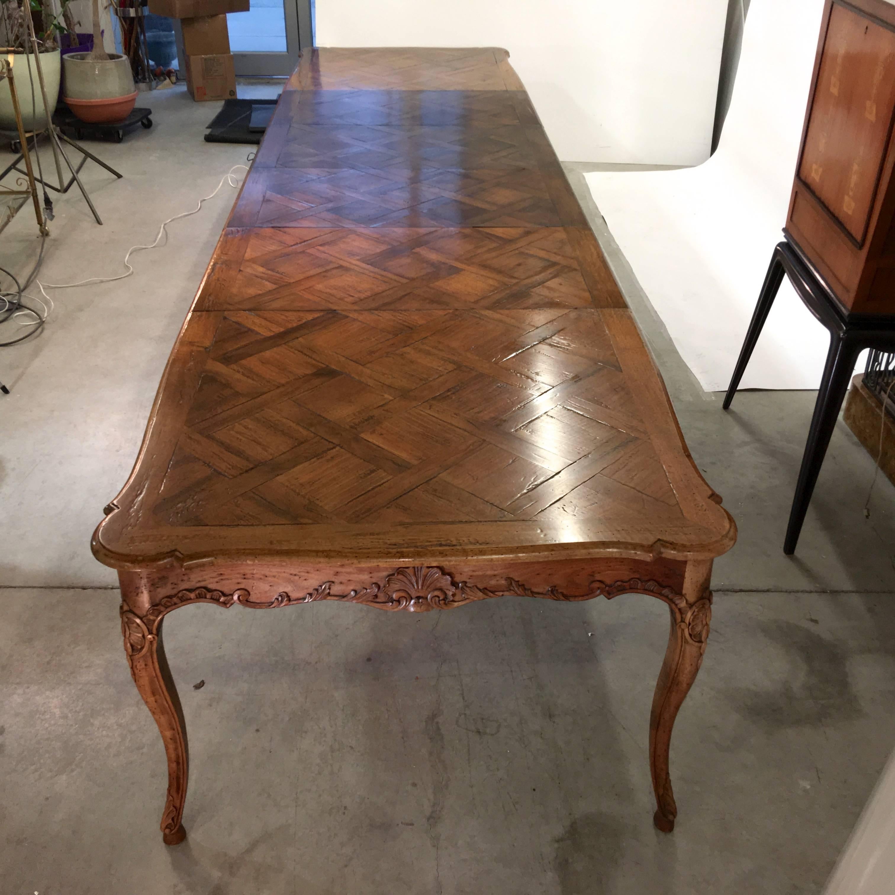 Table de salle à manger provinciale Don Ruseau en parquet de noyer:: 12 places (SOLDE DU SAMEDI) 5