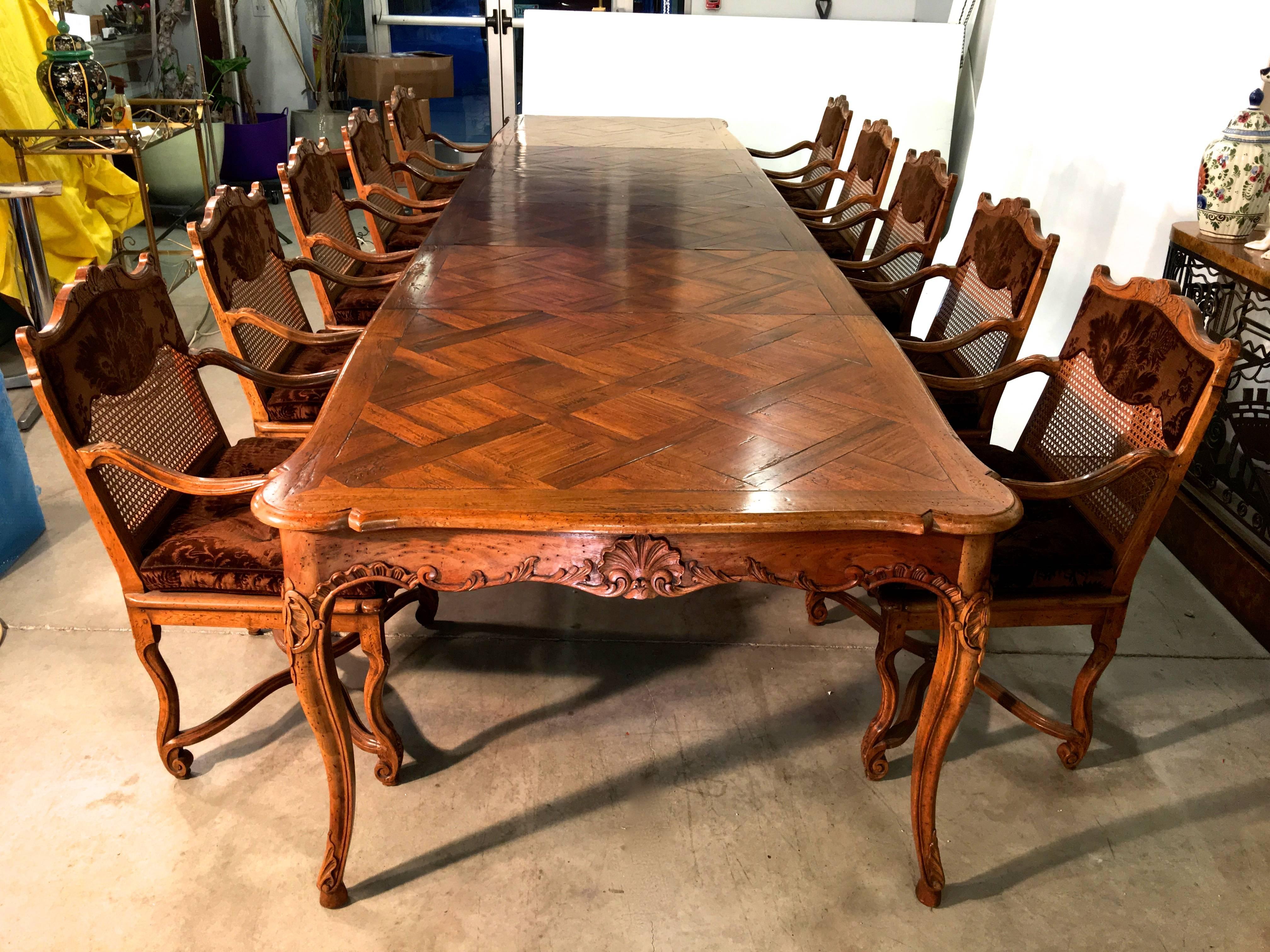 Table de salle à manger provinciale Don Ruseau en parquet de noyer:: 12 places (SOLDE DU SAMEDI) 13