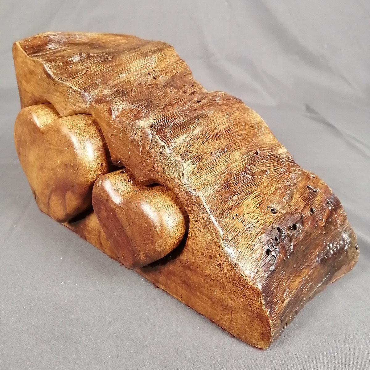 Ein seltenes Schmuckkästchen aus Hartholz im mexikanischen Brutalismus-Stil der 1970er Jahre von dem amerikanischen Designer Don S. Shoemaker. Das Holzblockfragment ist auf einer Seite geschnitzt, um seine 2 herzförmigen Schubladen zu formen (eine