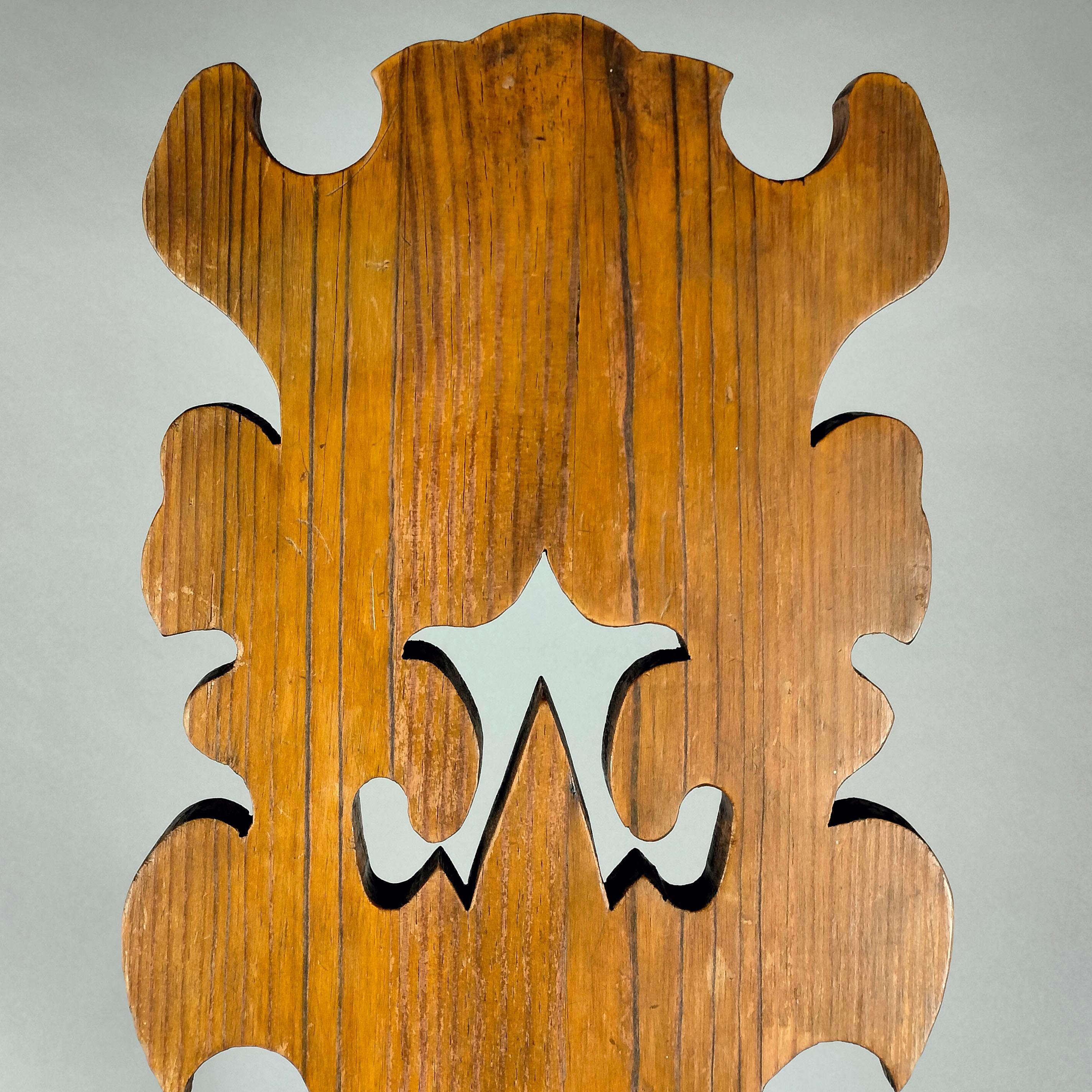 Intagliato a mano Sedia bassa in Wood intagliato di Don S. Shoemaker in vendita