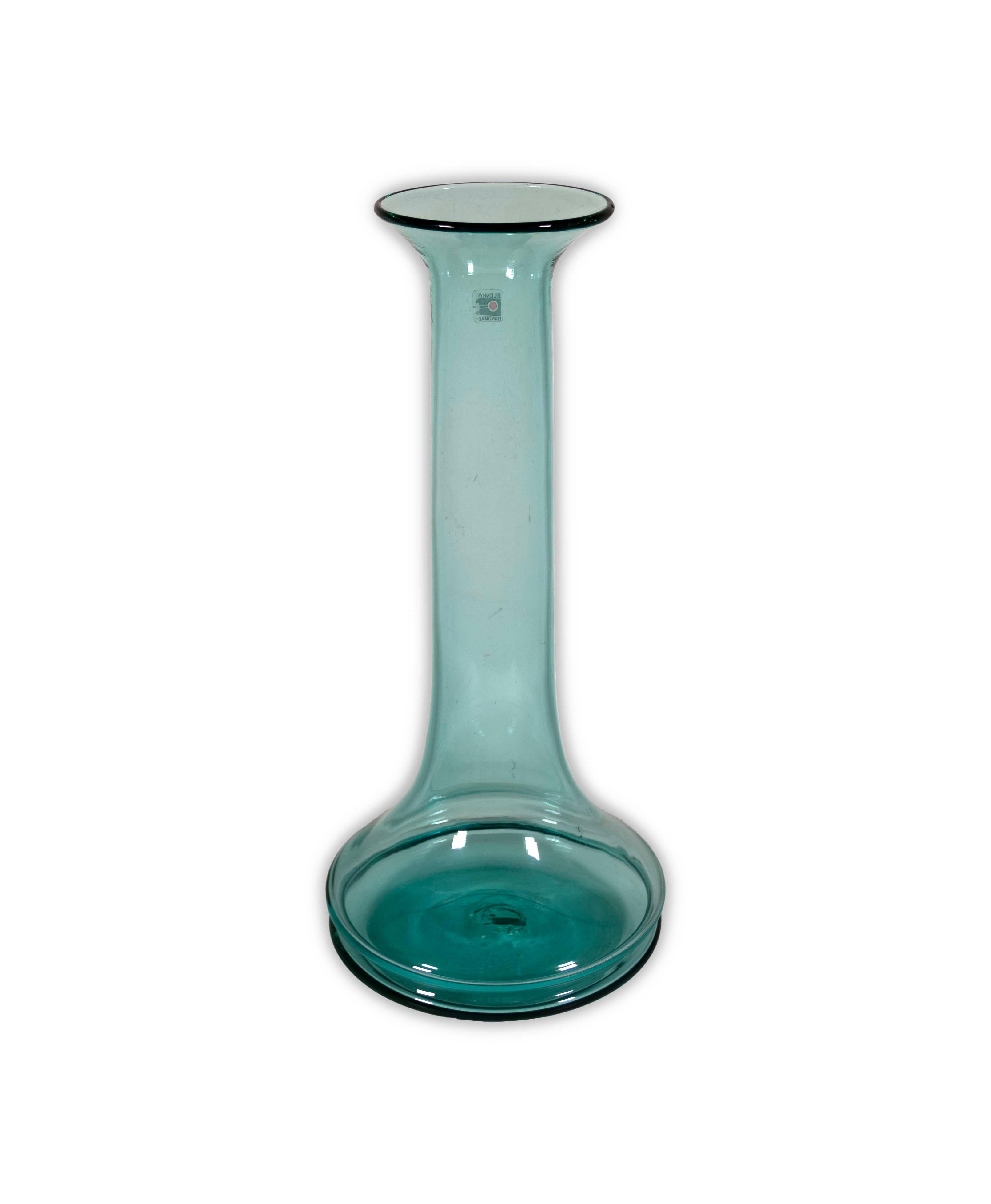  Le vase en verre turquoise de Don Shepherd pour Blenko, modèle 789M, est une pièce remarquable de l'art du verre moderne du milieu du siècle dernier. Collaboration entre la célèbre société de verre Blenko et Don Shepherd, ce vase présente un col
