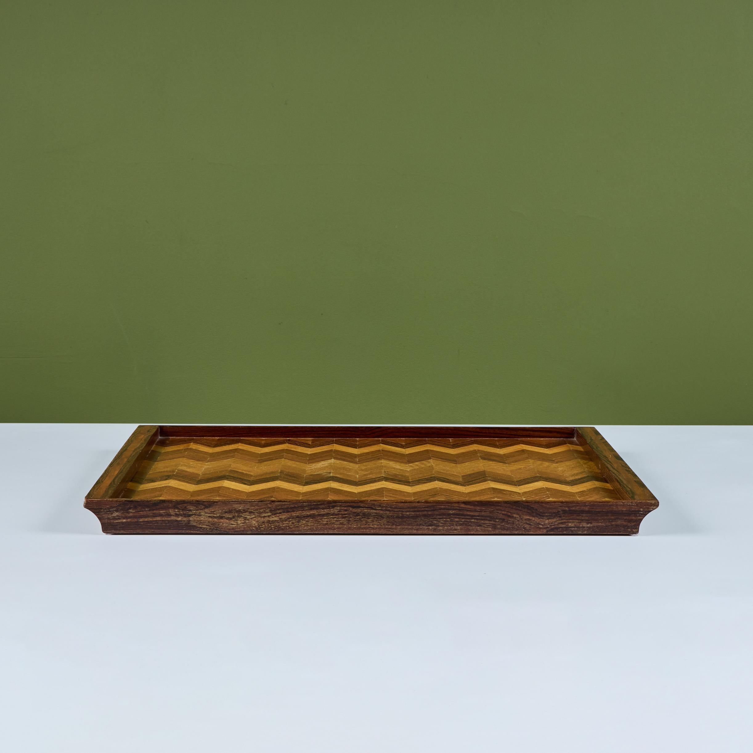 Bandeja decorativa de marquetería Chevron de Don Shoemaker para Señal Palo de rosa en venta