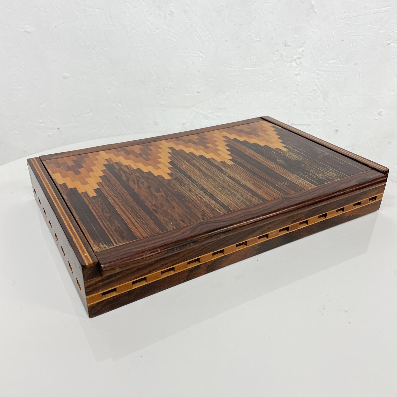 Box
By Don Shoemaker exotic wood box for Senal in Morelia, Mexico.
Mid-Century Modern hinged exotic wood box.
Brilliant wood grain inlaid design modern parquetry.
Maker label present.
Measures: 13.25 W X 8.88 D X 2 H inches.
Original preowned